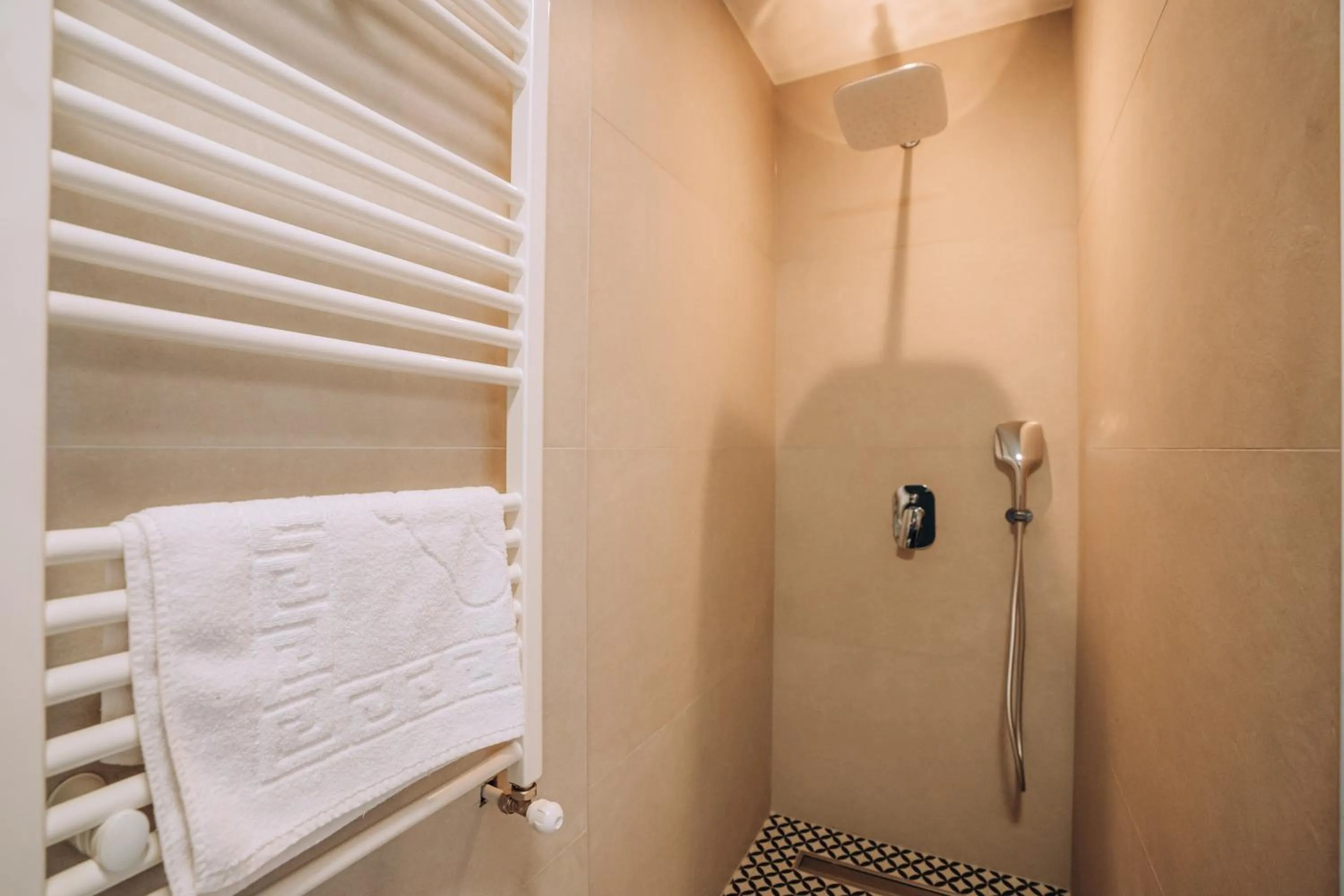Shower, Bed in Villa Pupin SARAISTE
