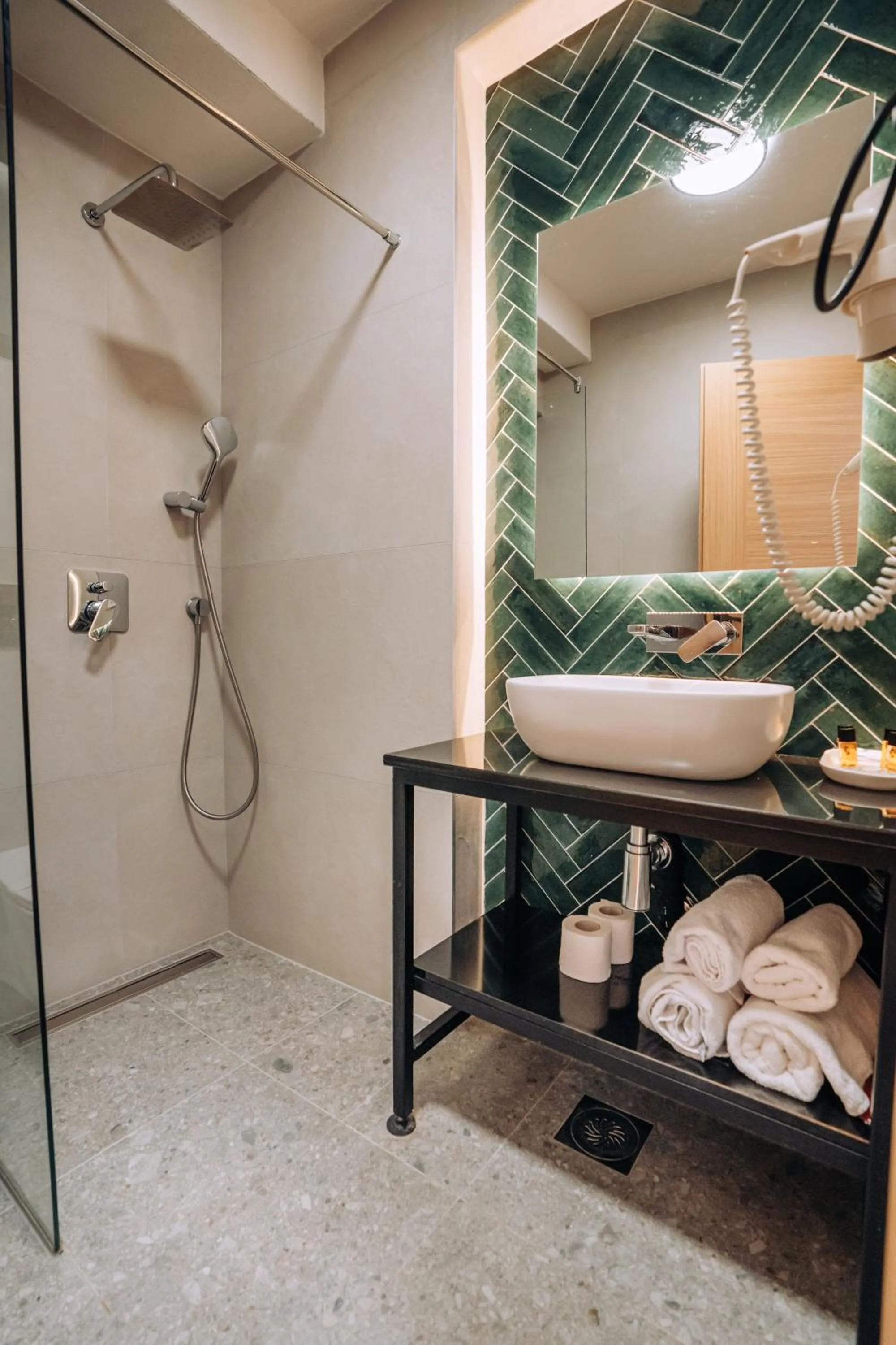 Shower, Bed in Villa Pupin SARAISTE