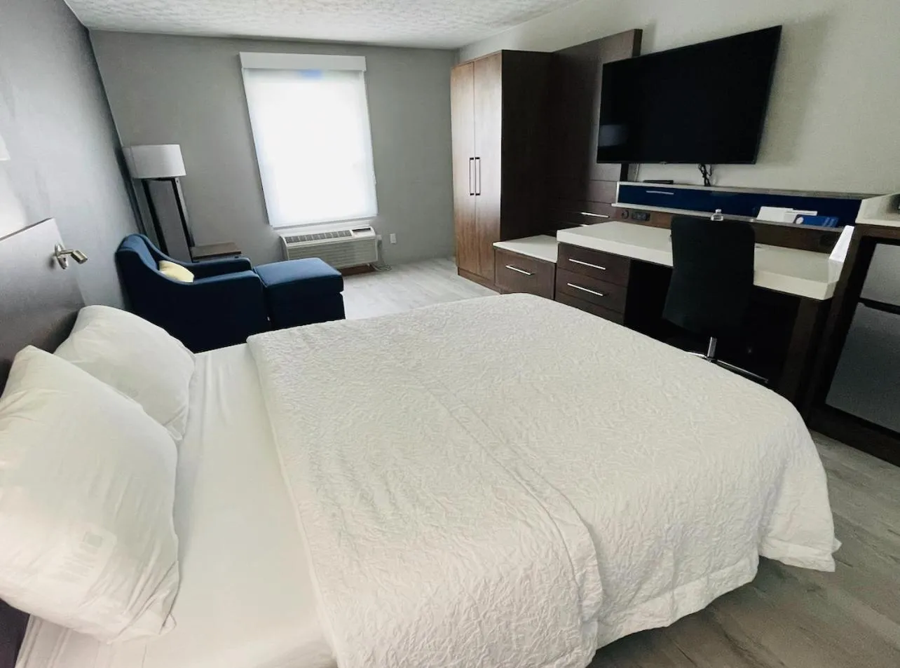 Bed in Luxor Inn & Suites, a Travelodge by Wyndham