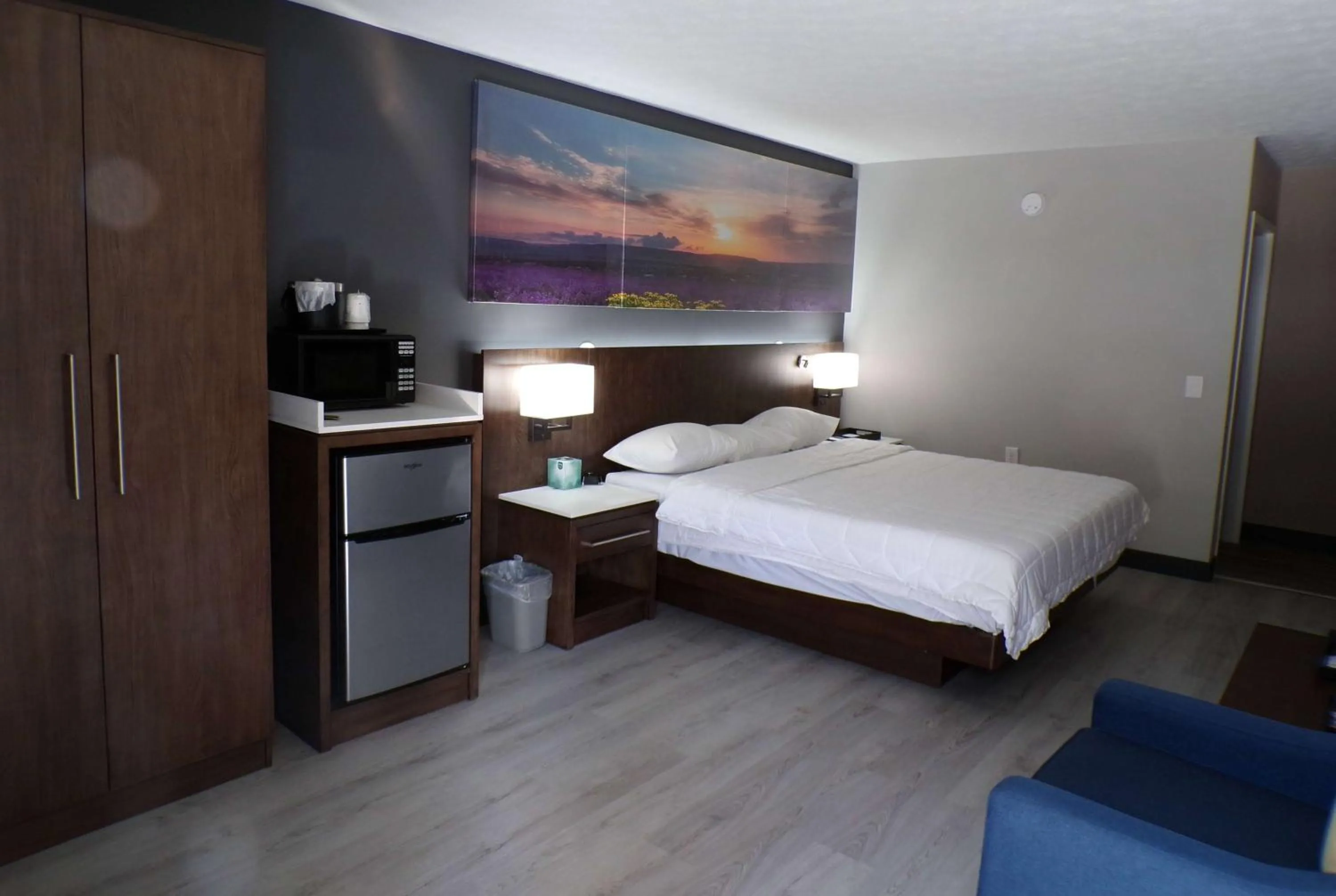 Photo of the whole room, Bed in Luxor Inn & Suites, a Travelodge by Wyndham