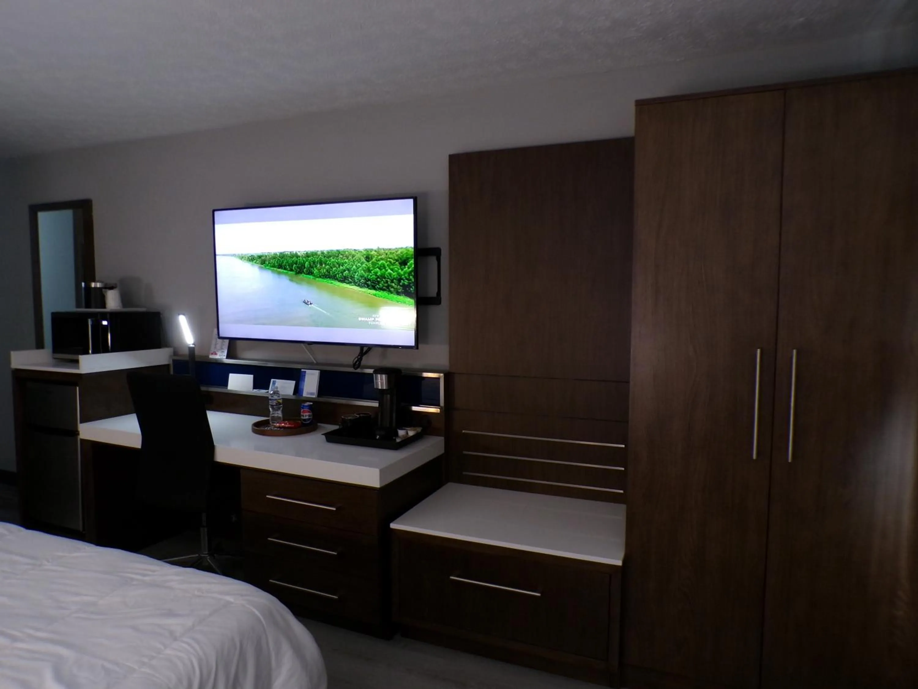 Bed in Luxor Inn & Suites, a Travelodge by Wyndham