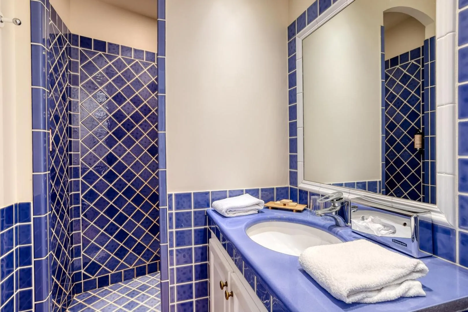 Bathroom in Roc Hotel