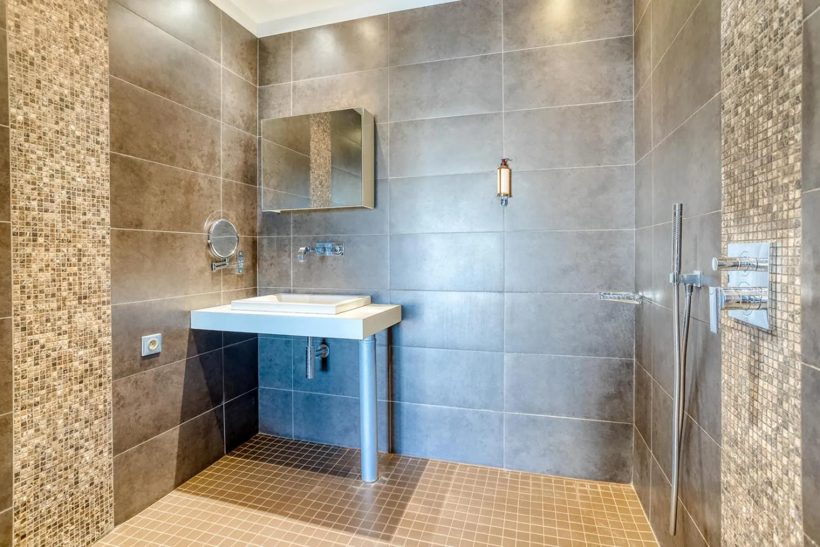 Bathroom in Roc Hotel