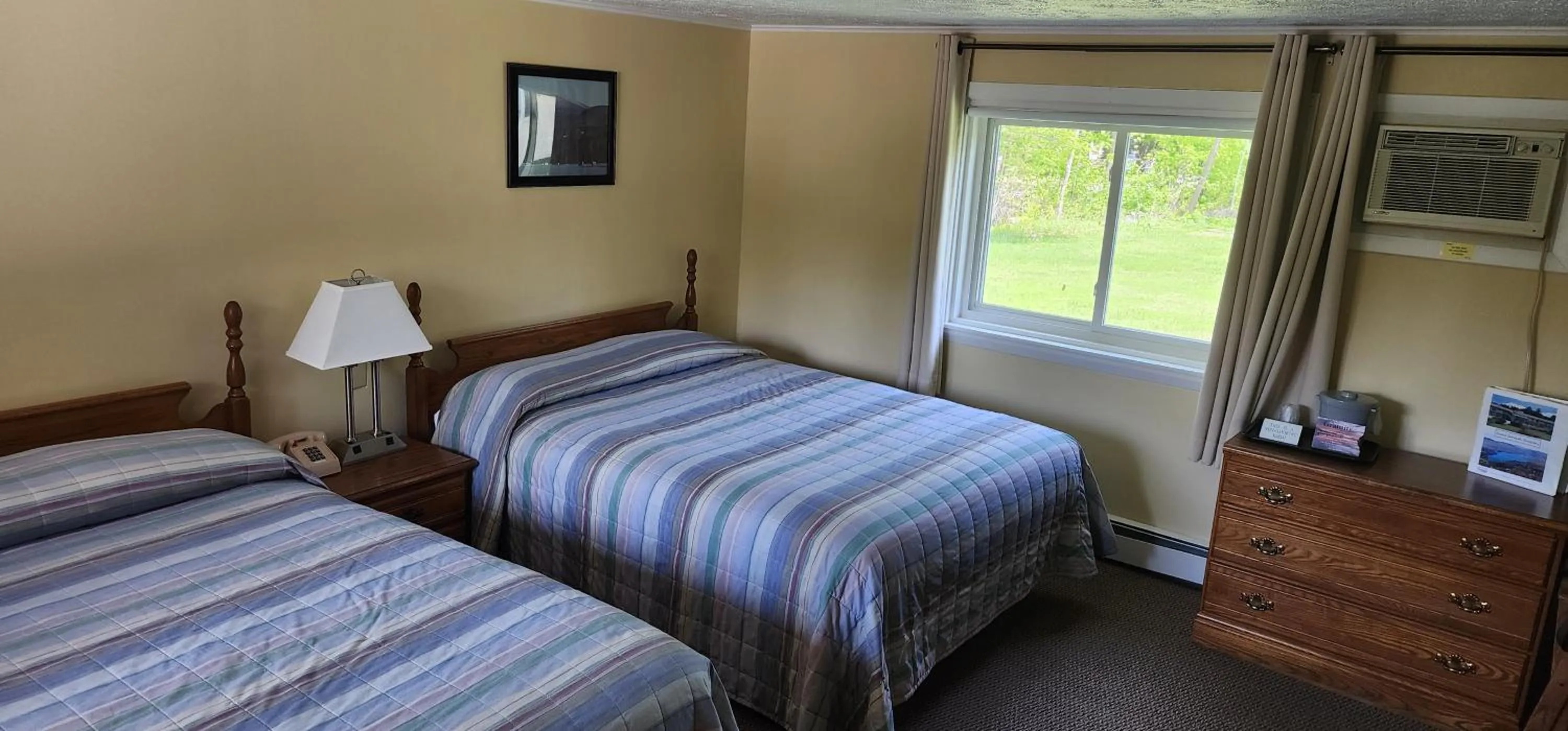 Photo of the whole room, Bed in Wilson Lake Inn