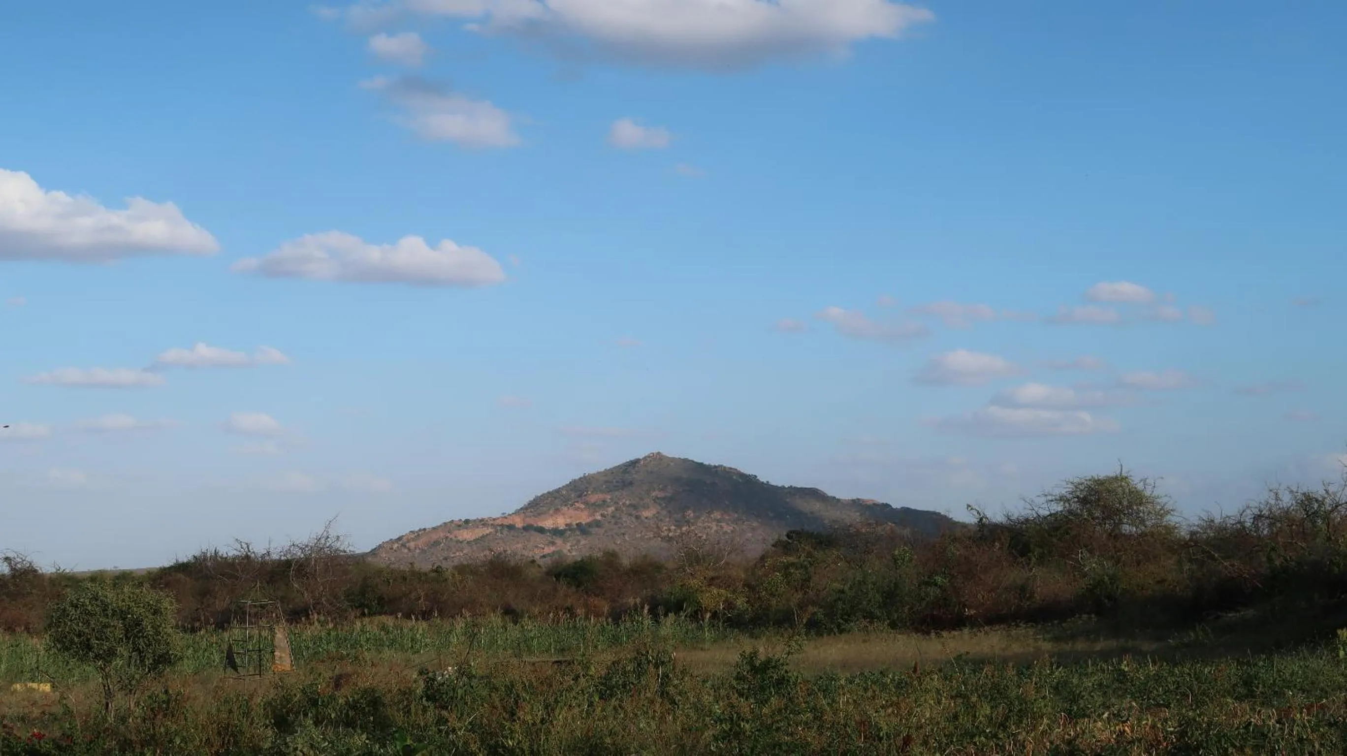 Mountain view in Tausa Tsavo Eco Lodge