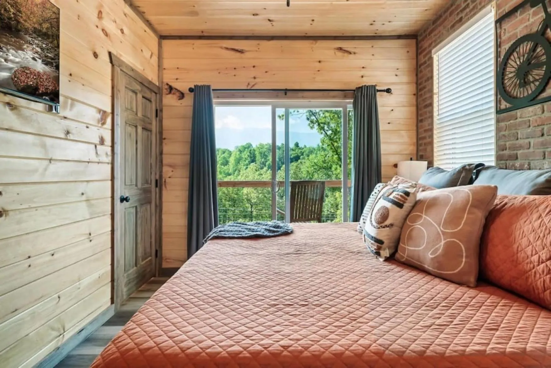 Bed in Tranquil Mountain Getaway By Ghosal Luxury Lodging
