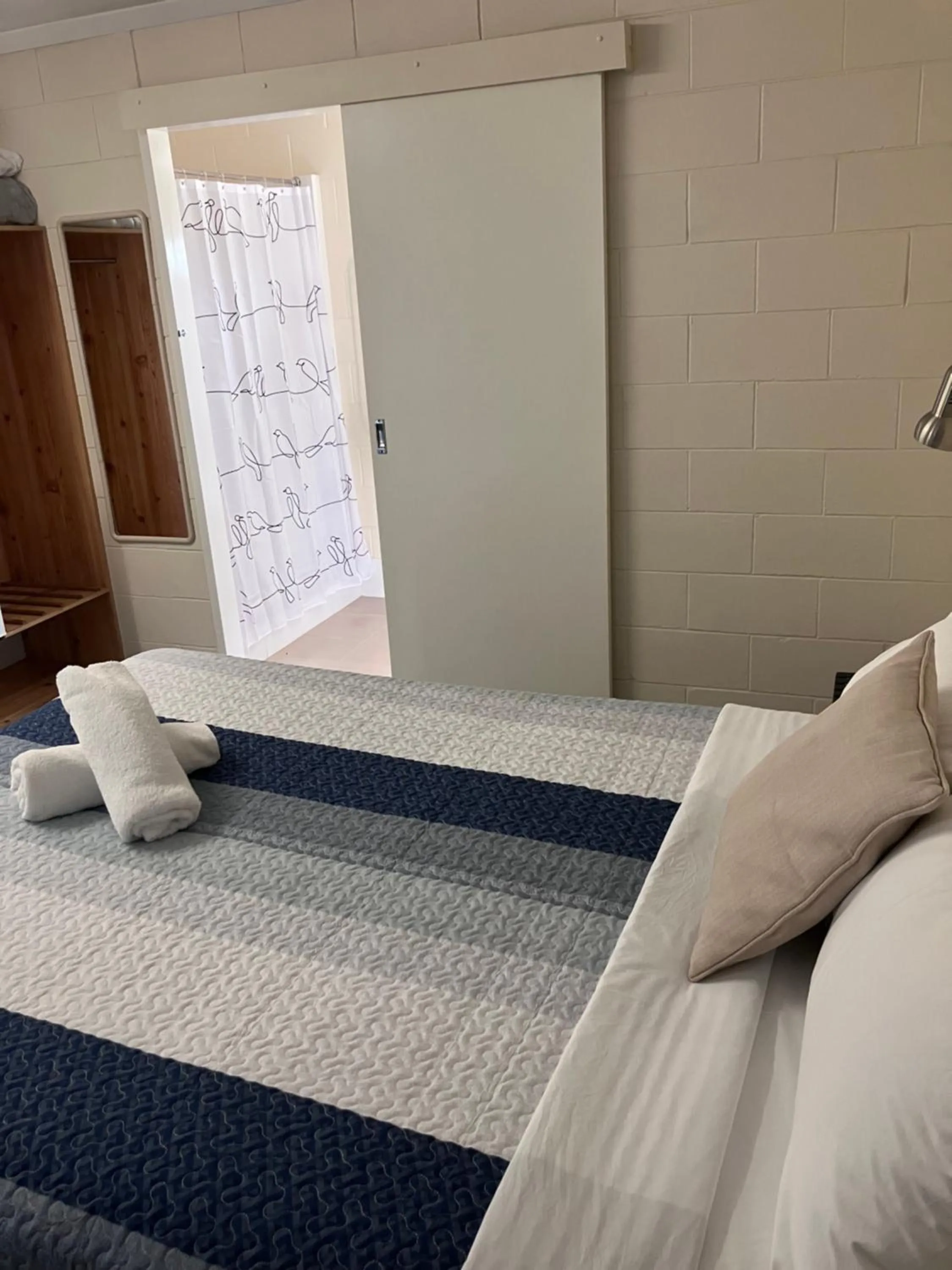 Bed in Mitchell Motel & Cabins