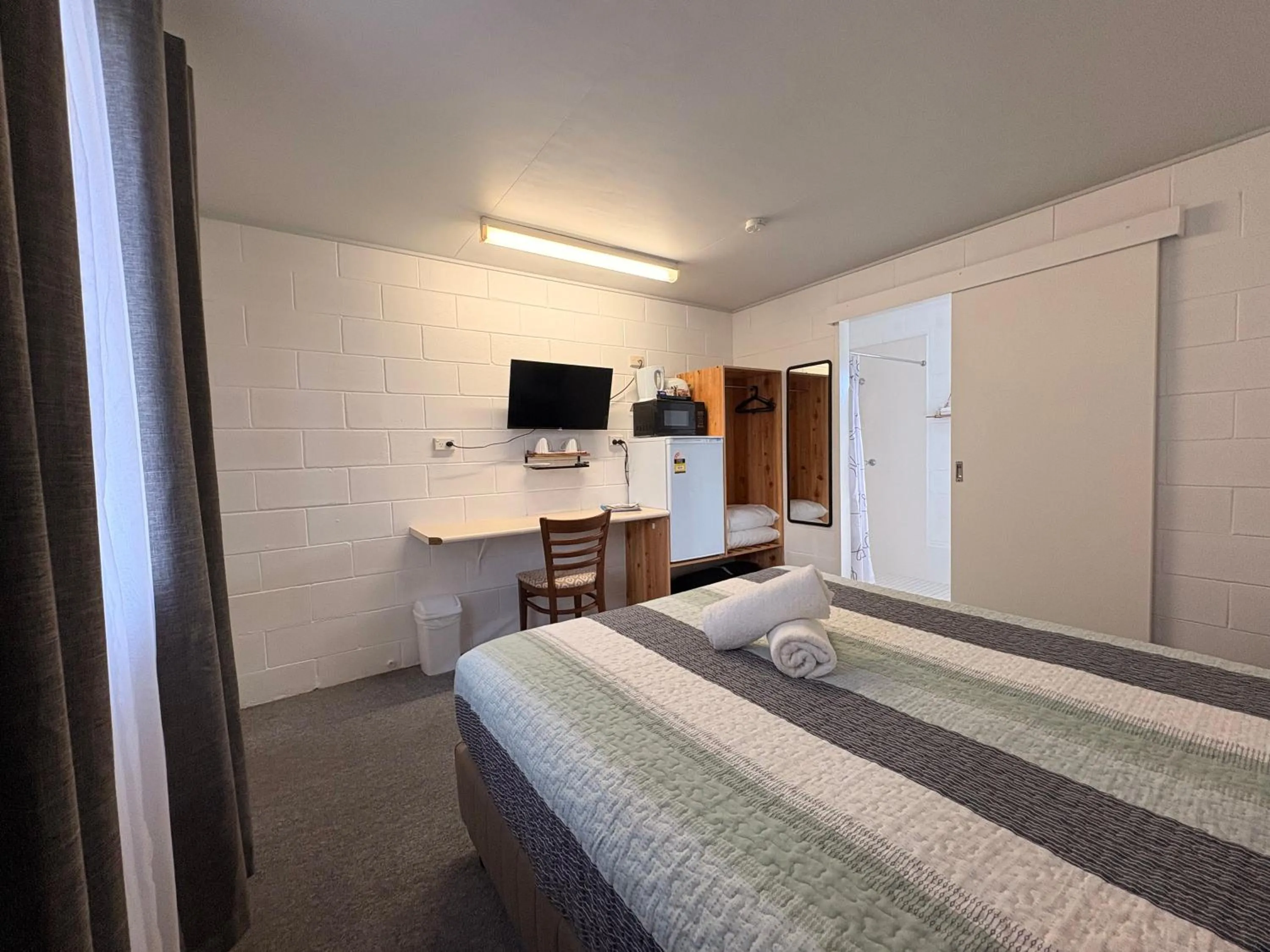 Bed in Mitchell Motel & Cabins