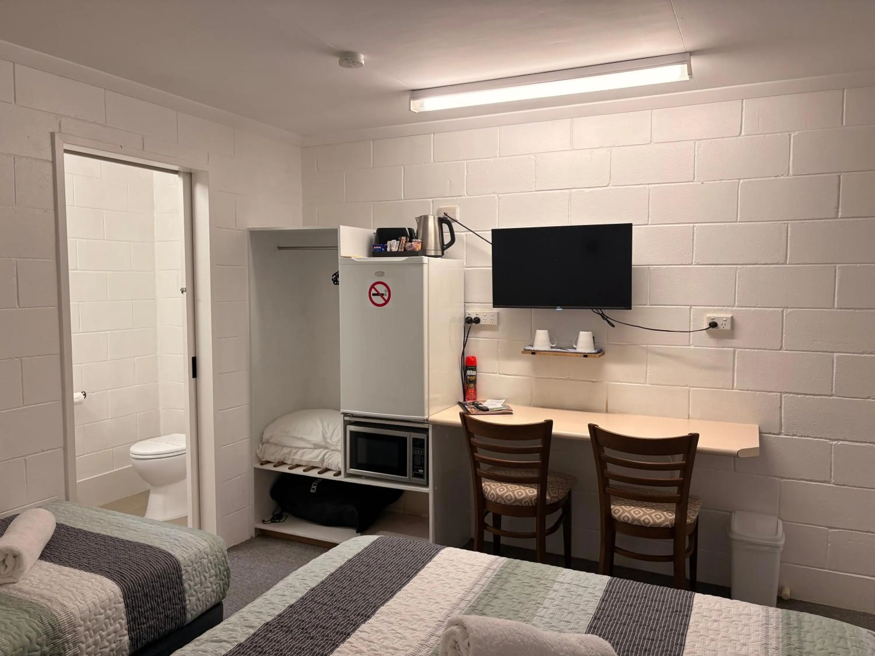 Bed in Mitchell Motel & Cabins