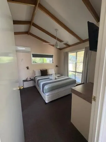 Bed in Mitchell Motel & Cabins