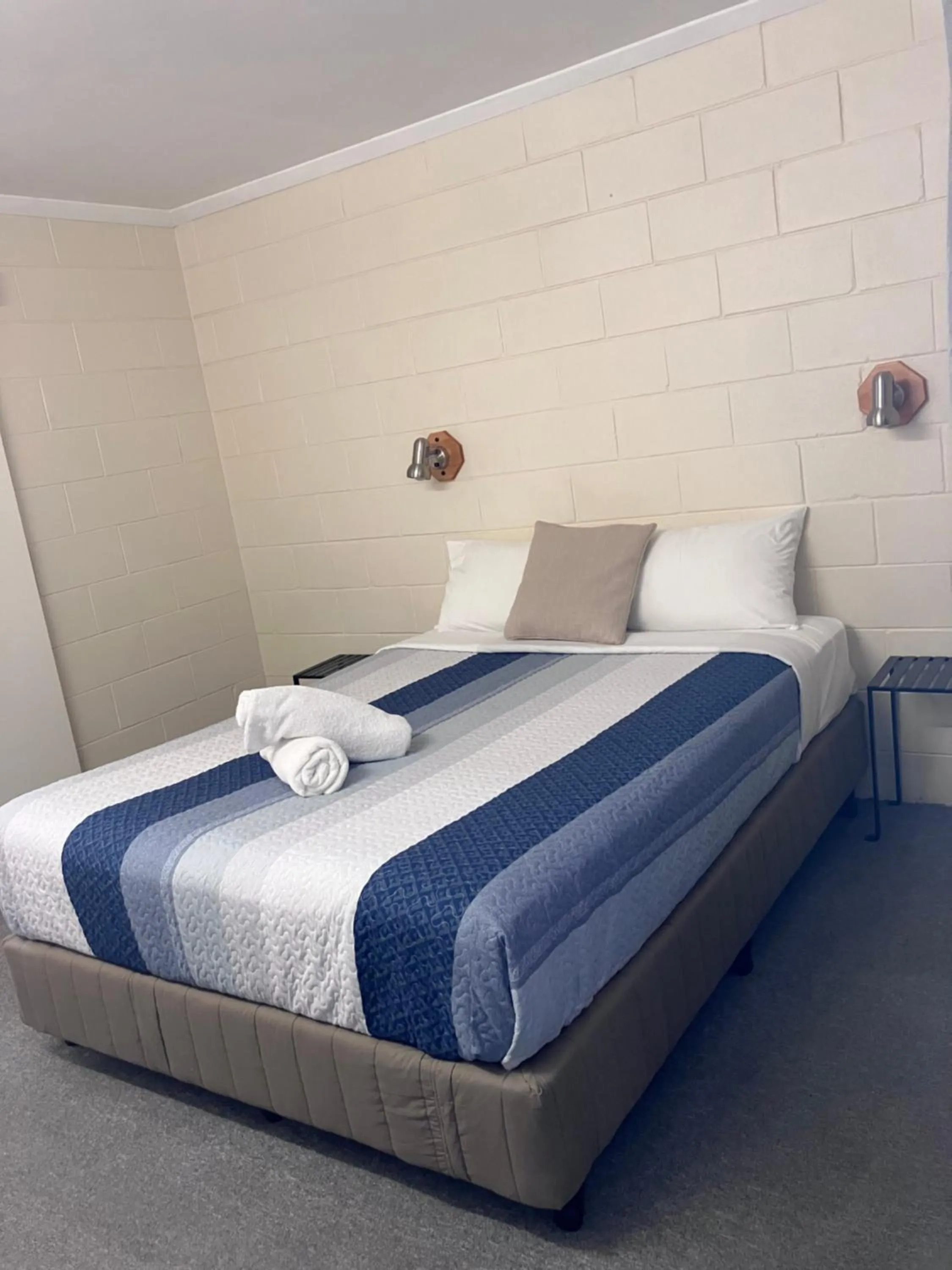 Bed in Mitchell Motel & Cabins