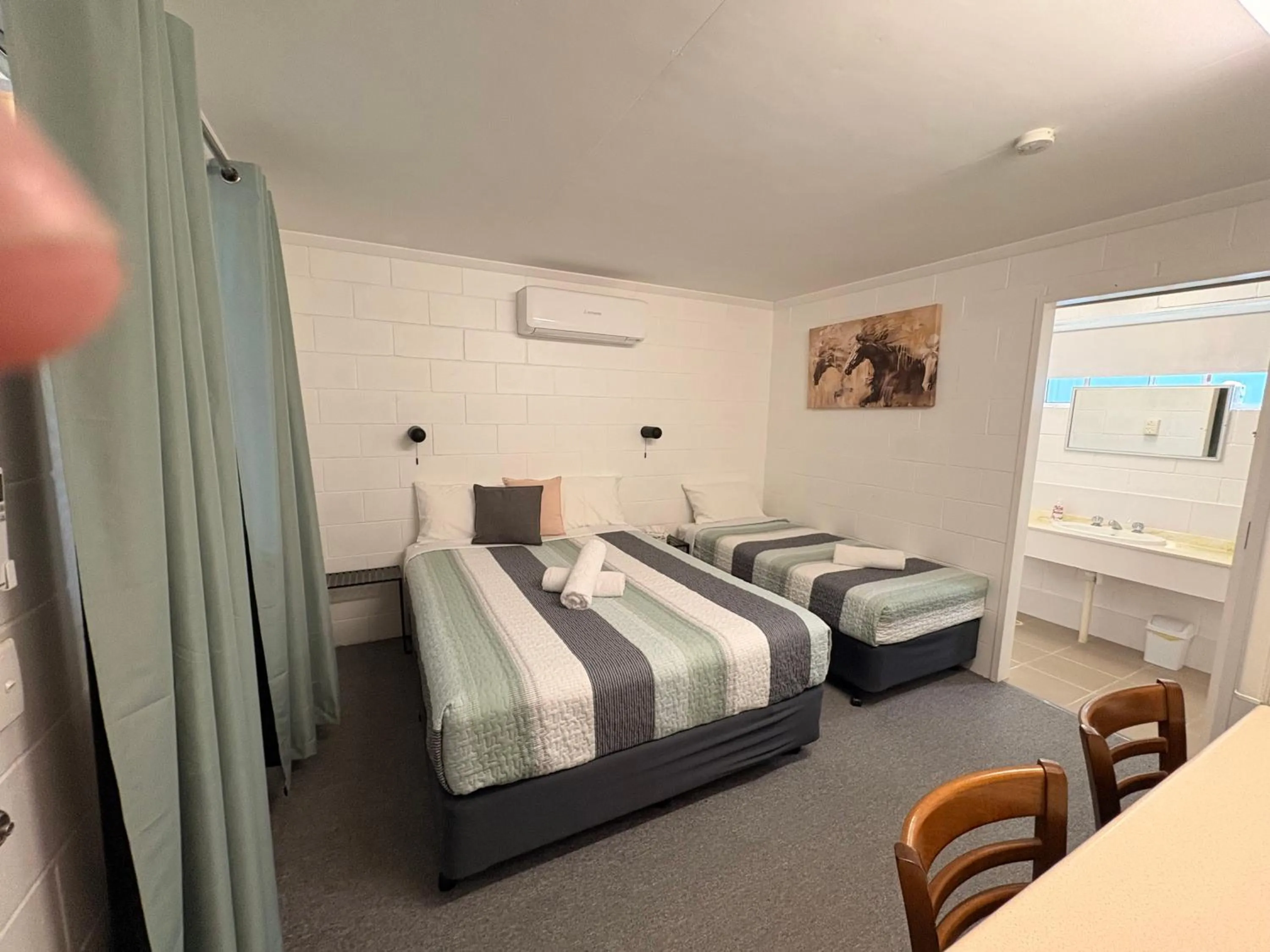 Bed in Mitchell Motel & Cabins