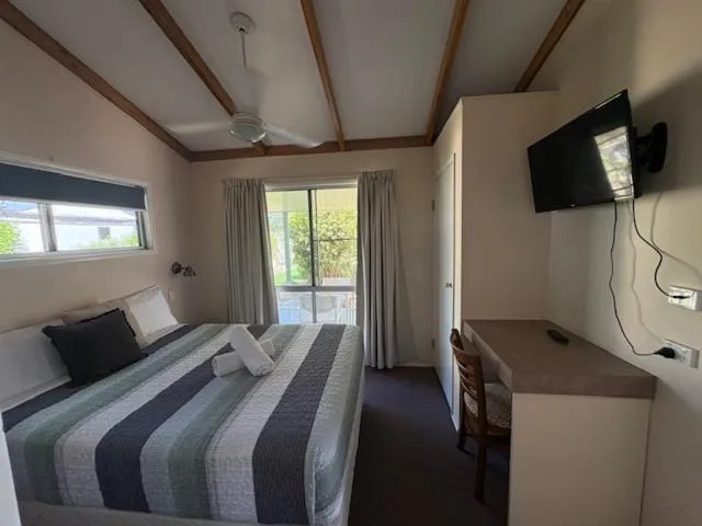 Bed in Mitchell Motel & Cabins