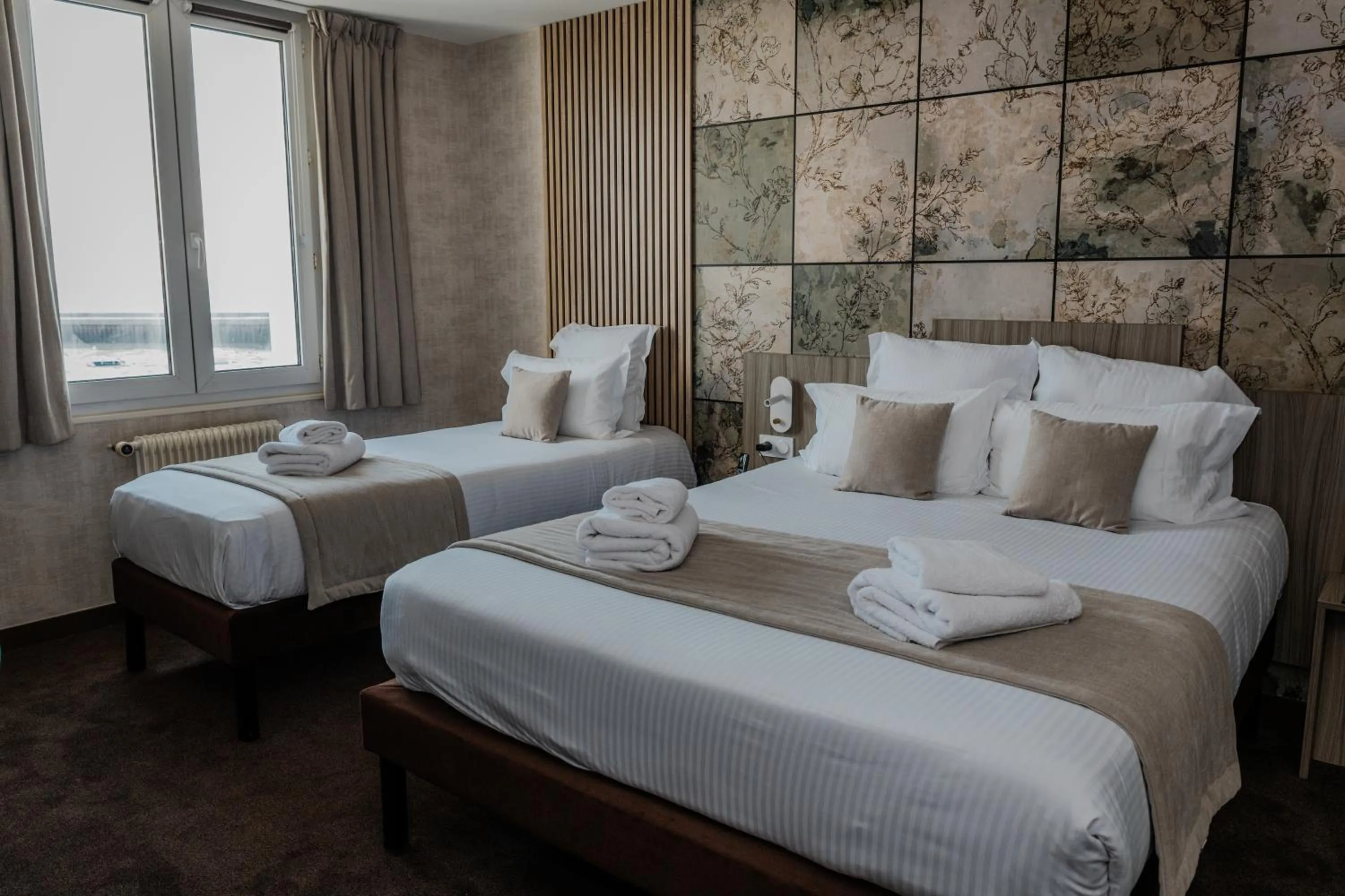 Bedroom, Bed in Le Grand Hôtel de la Marine "face à la mer"