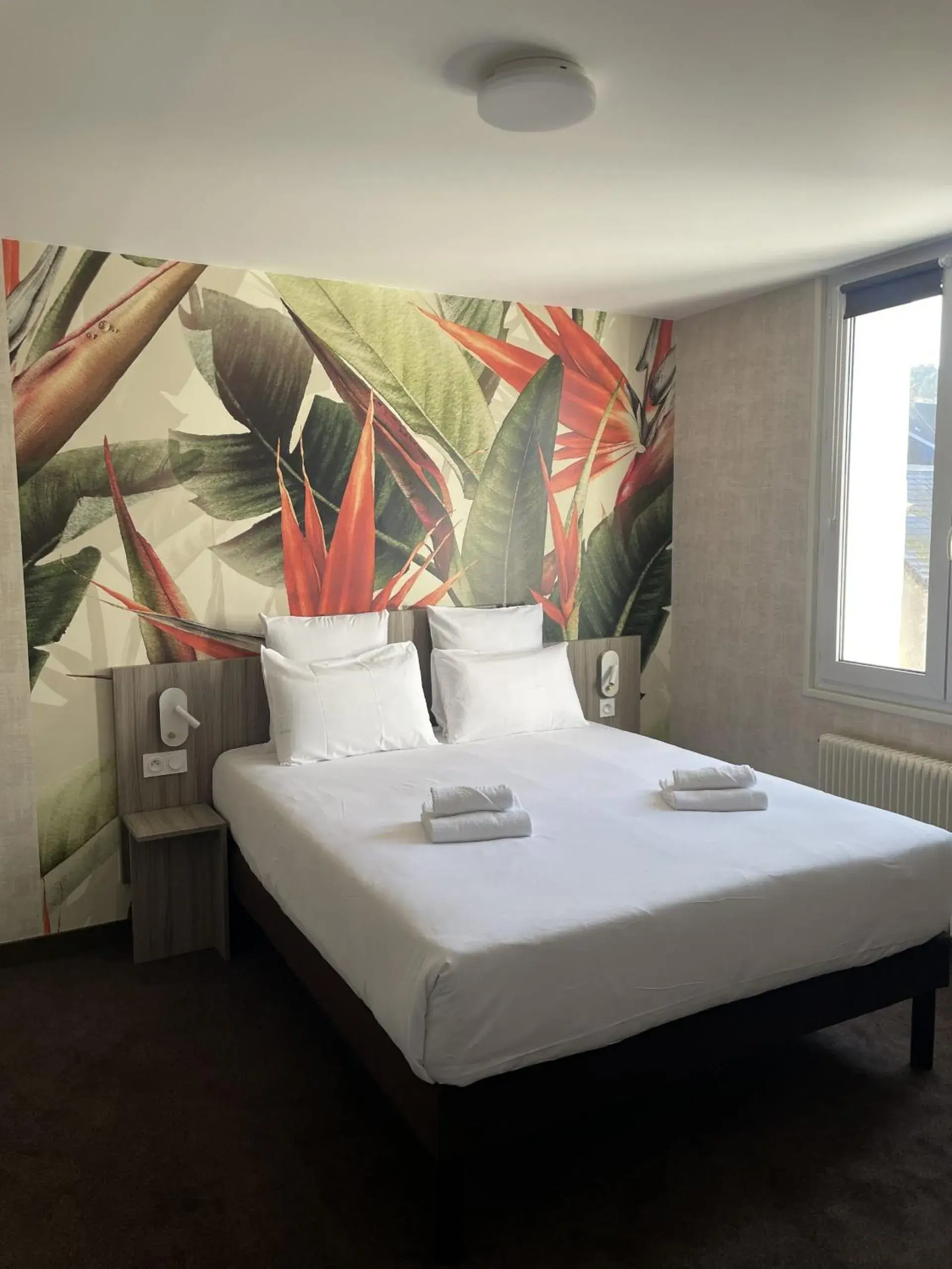 Double Room with Partial Sea View in Le Grand Hôtel de la Marine "face à la mer" Double Room with Partial Sea View in Le Grand Hôtel de la Marine "face à la mer"