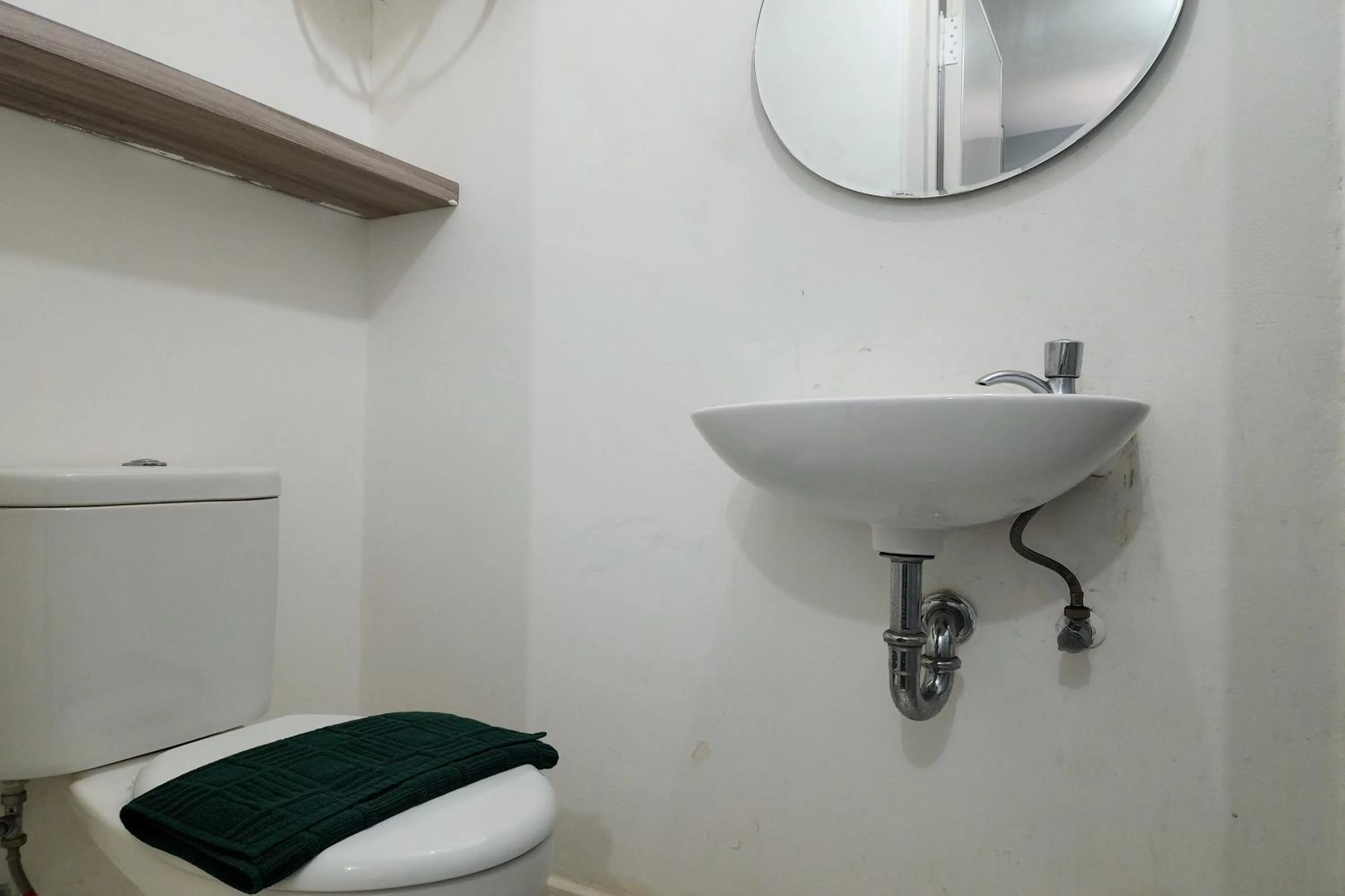 Bathroom in Barata Hotel Near Bandara Soekarno Hatta