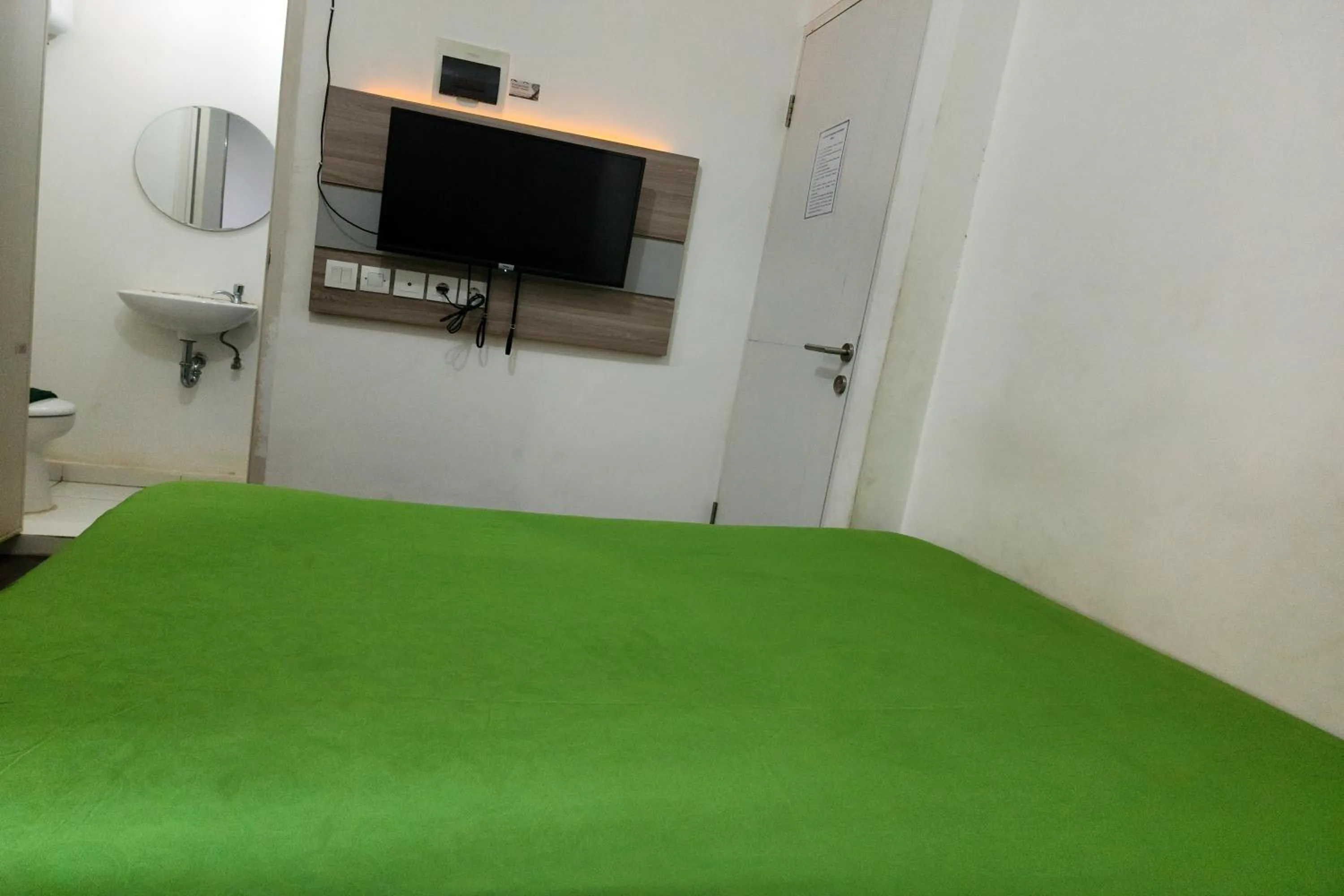 Bed in Barata Hotel Near Bandara Soekarno Hatta