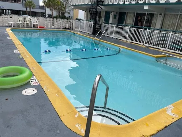 Swimming pool in Wayfarer Motel