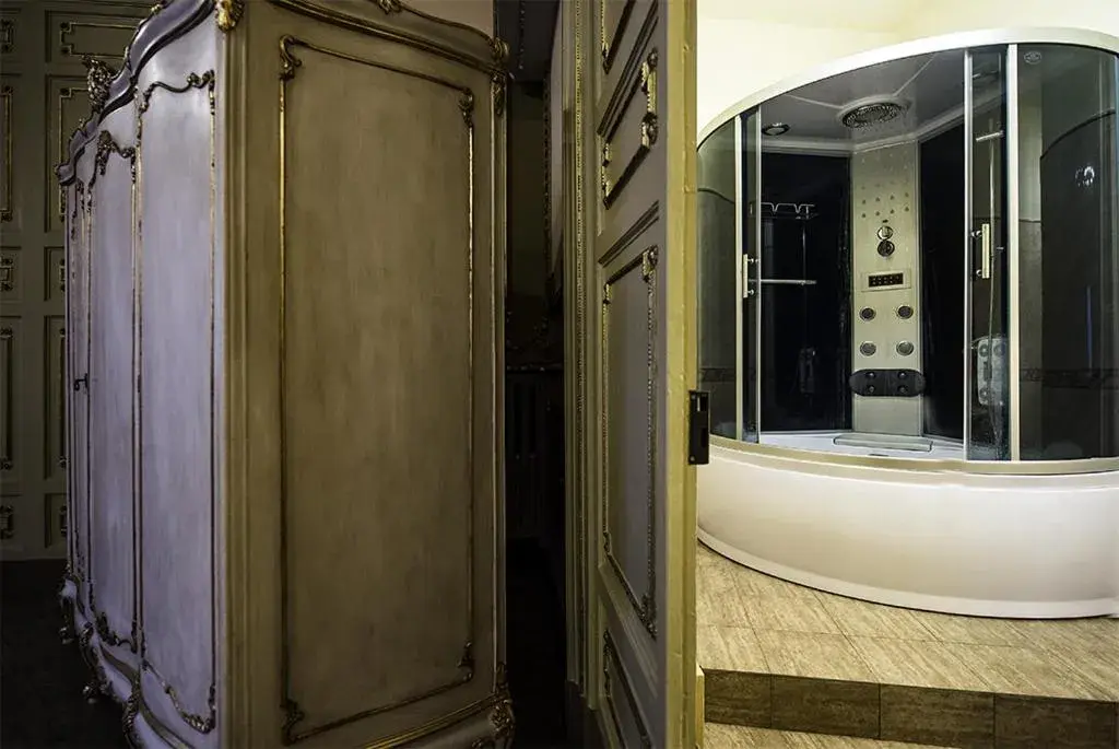 Suite with Hot Tub in Hotel Sofia Suite with Hot Tub in Hotel Sofia