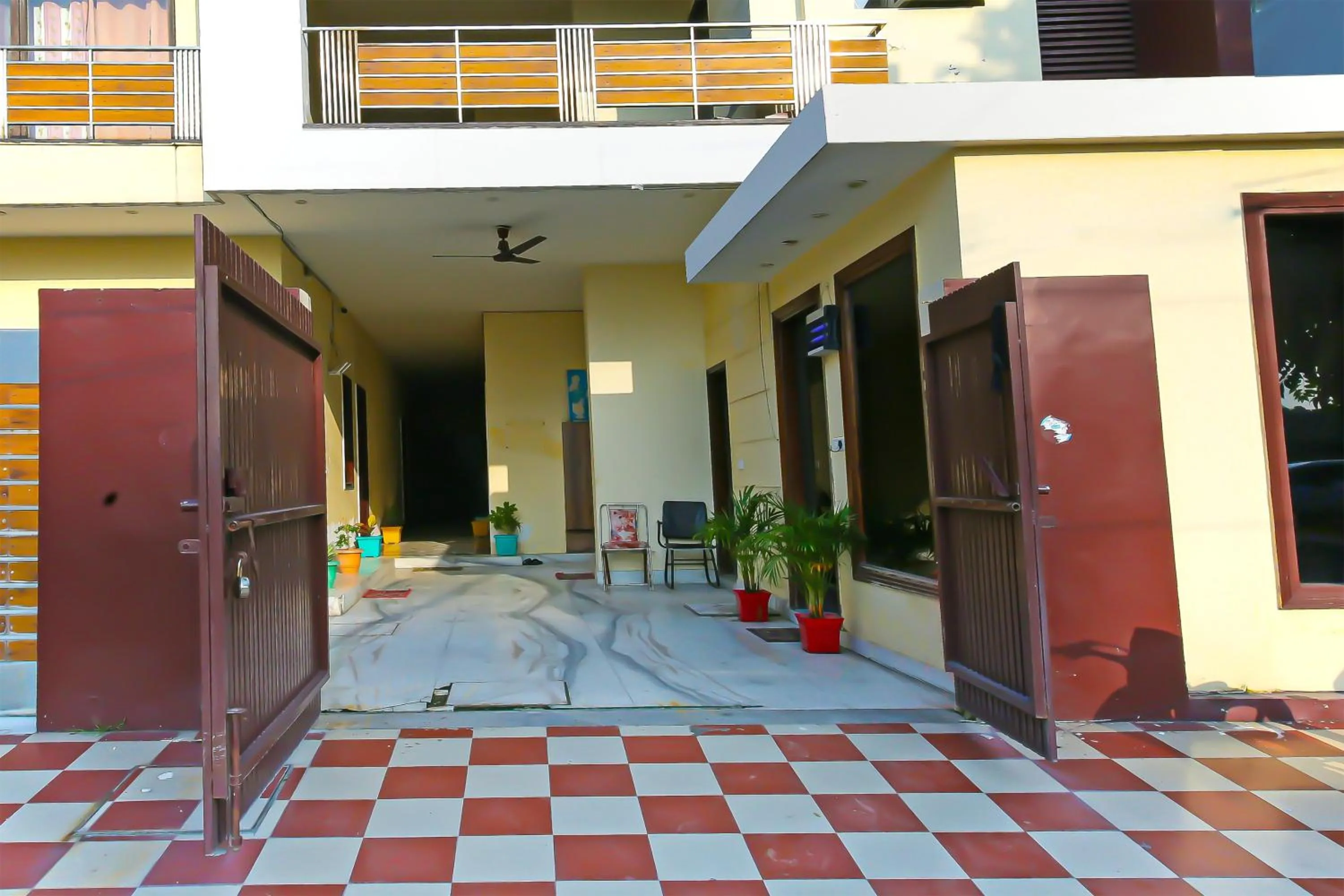 Facade/entrance in Hotel O Dream'z Residency