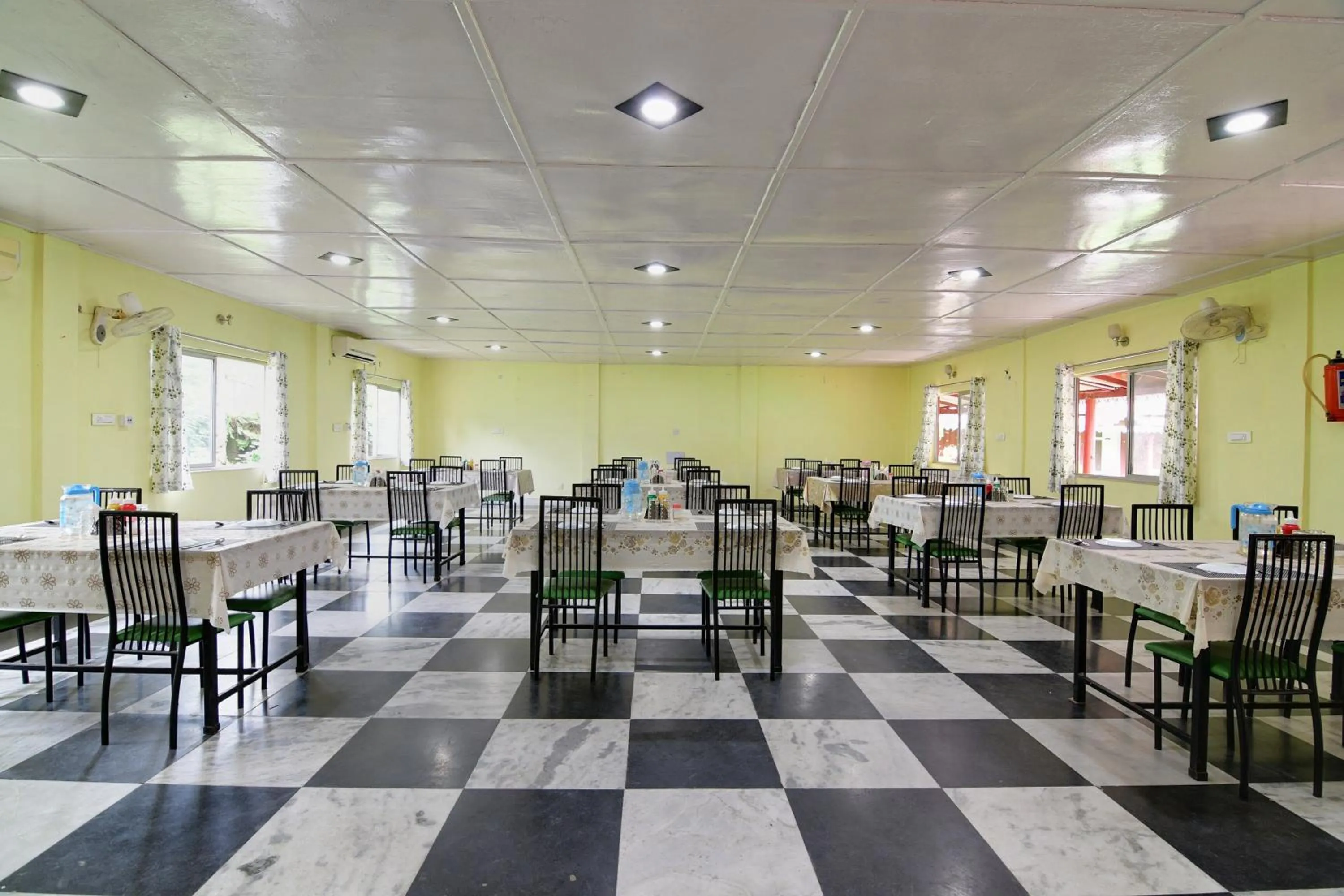 Restaurant/places to eat in Townhouse OAK Gorumara Jungle Resort