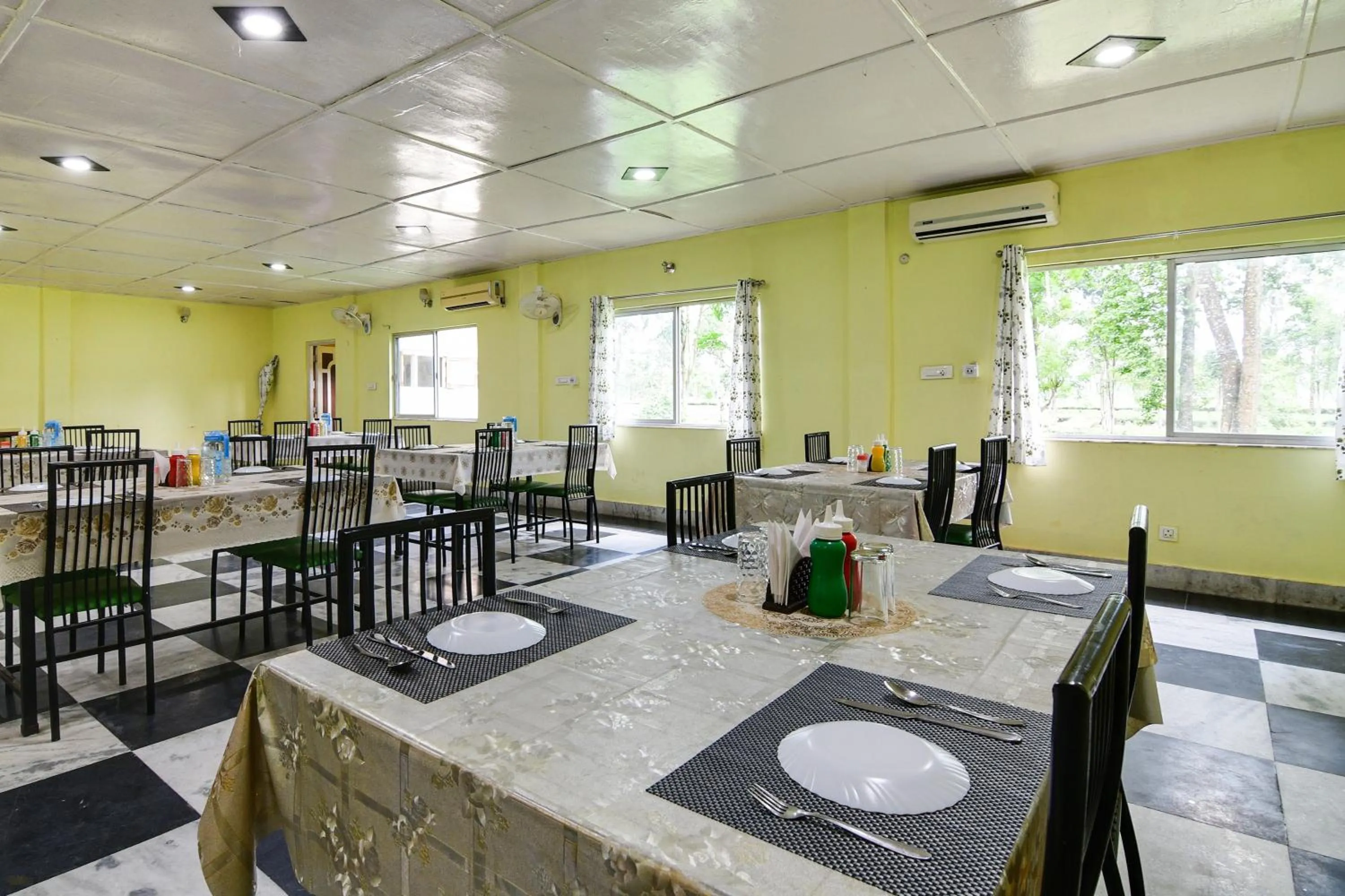 Restaurant/places to eat in Townhouse OAK Gorumara Jungle Resort