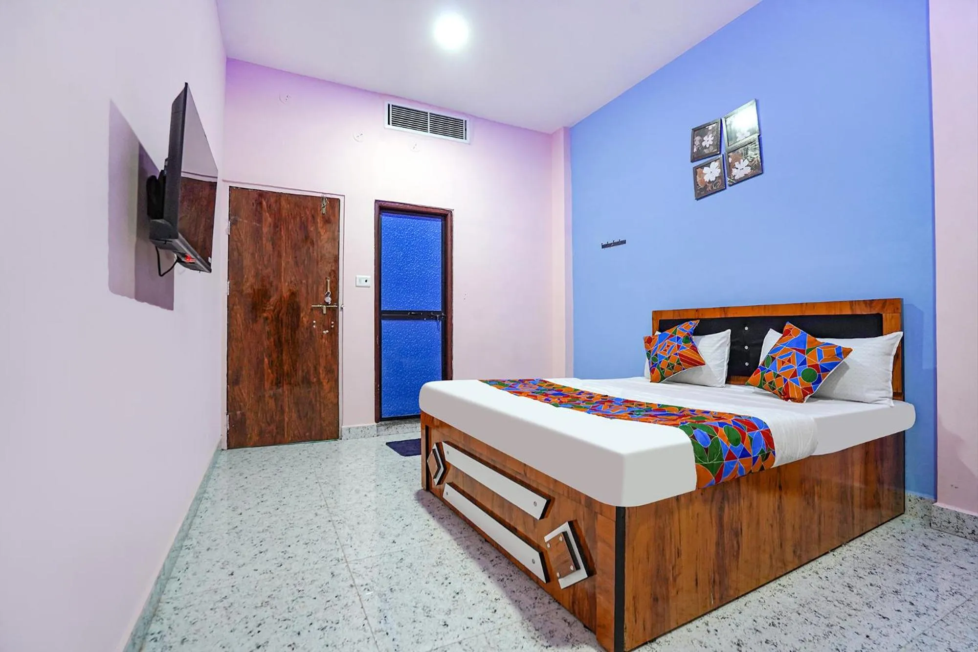 Bed in FabExpress Evaan Deluxe Rooms