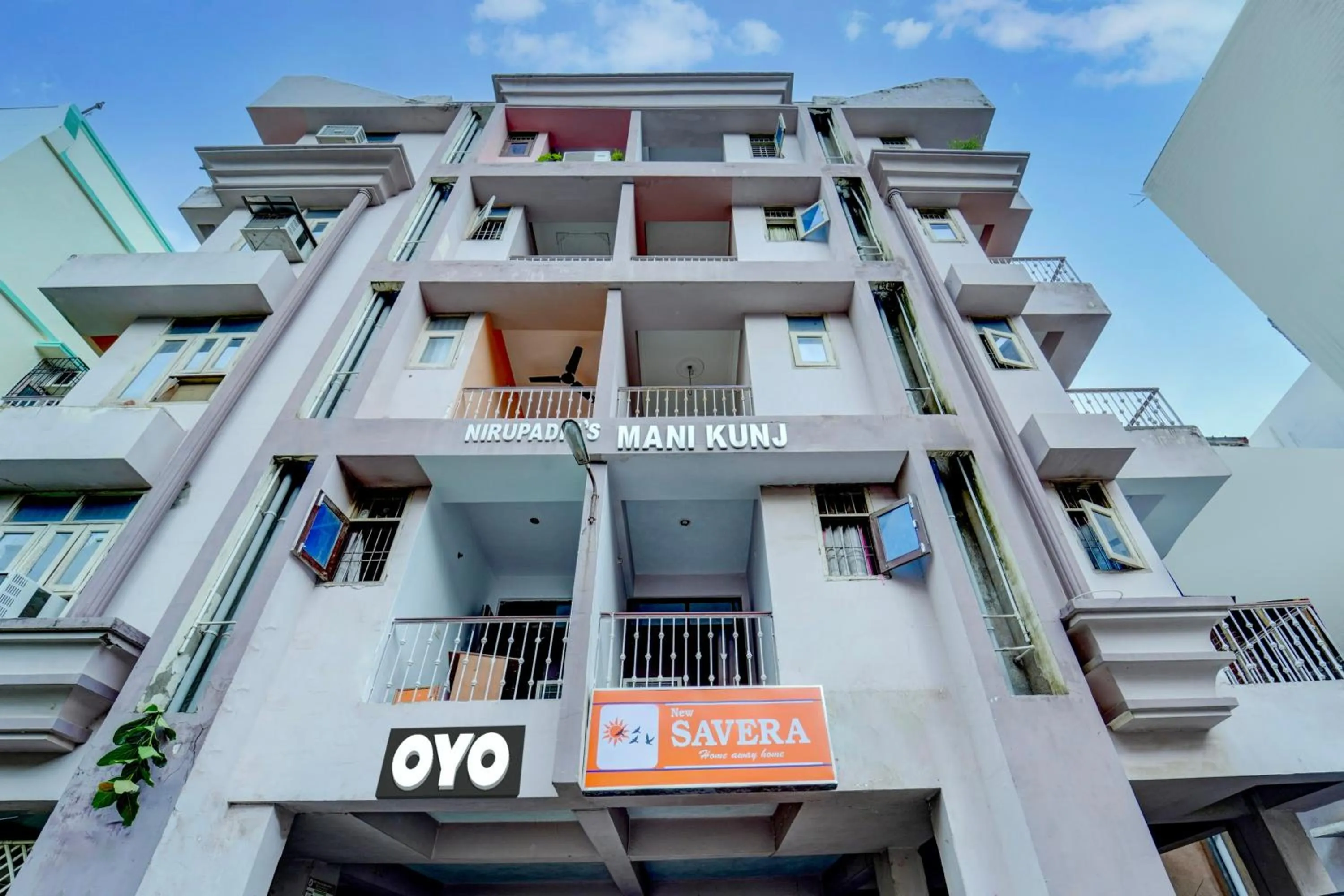 Facade/entrance in Super OYO Flagship Hotel New Savera