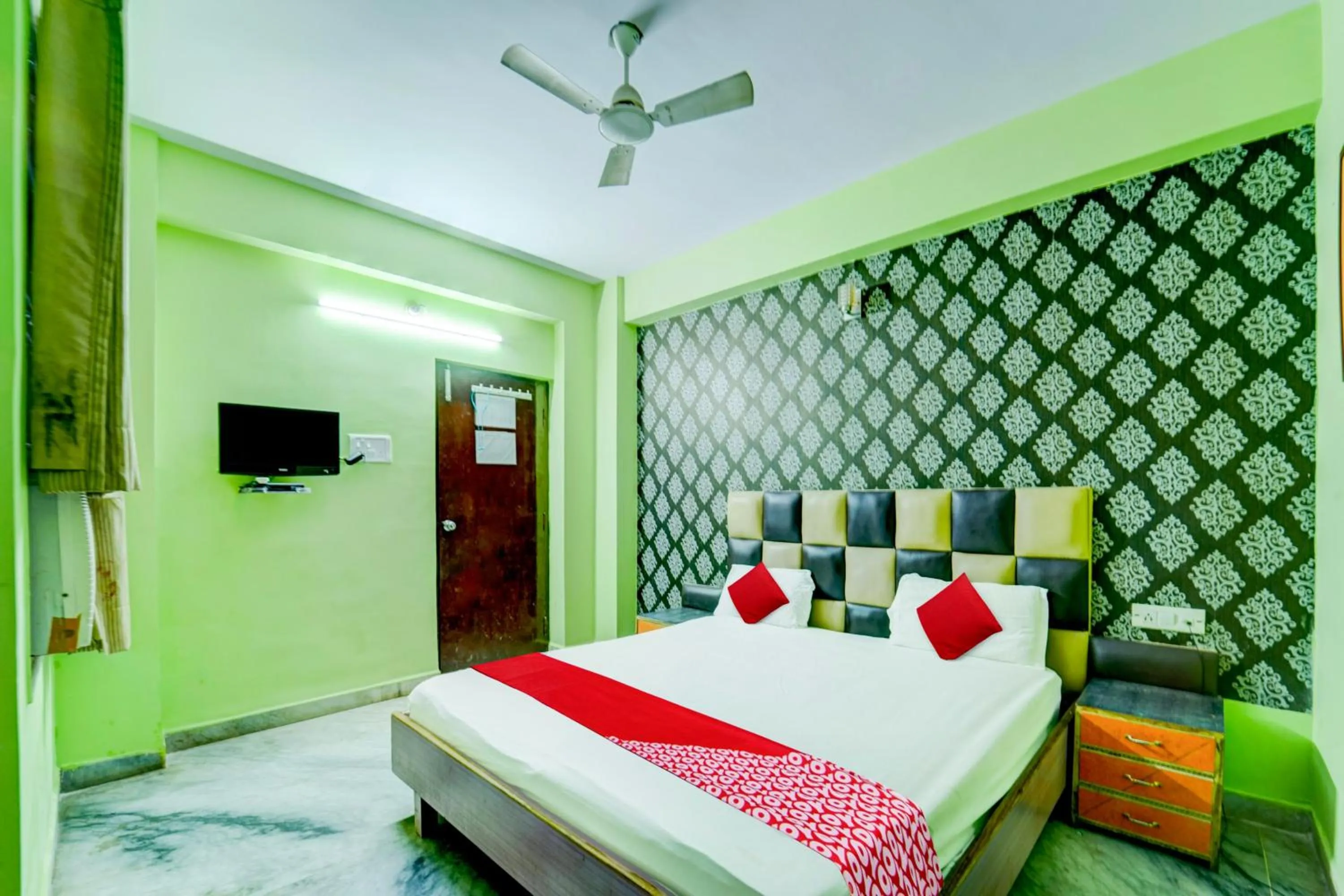Bedroom, Bed in Super OYO Flagship Hotel New Savera