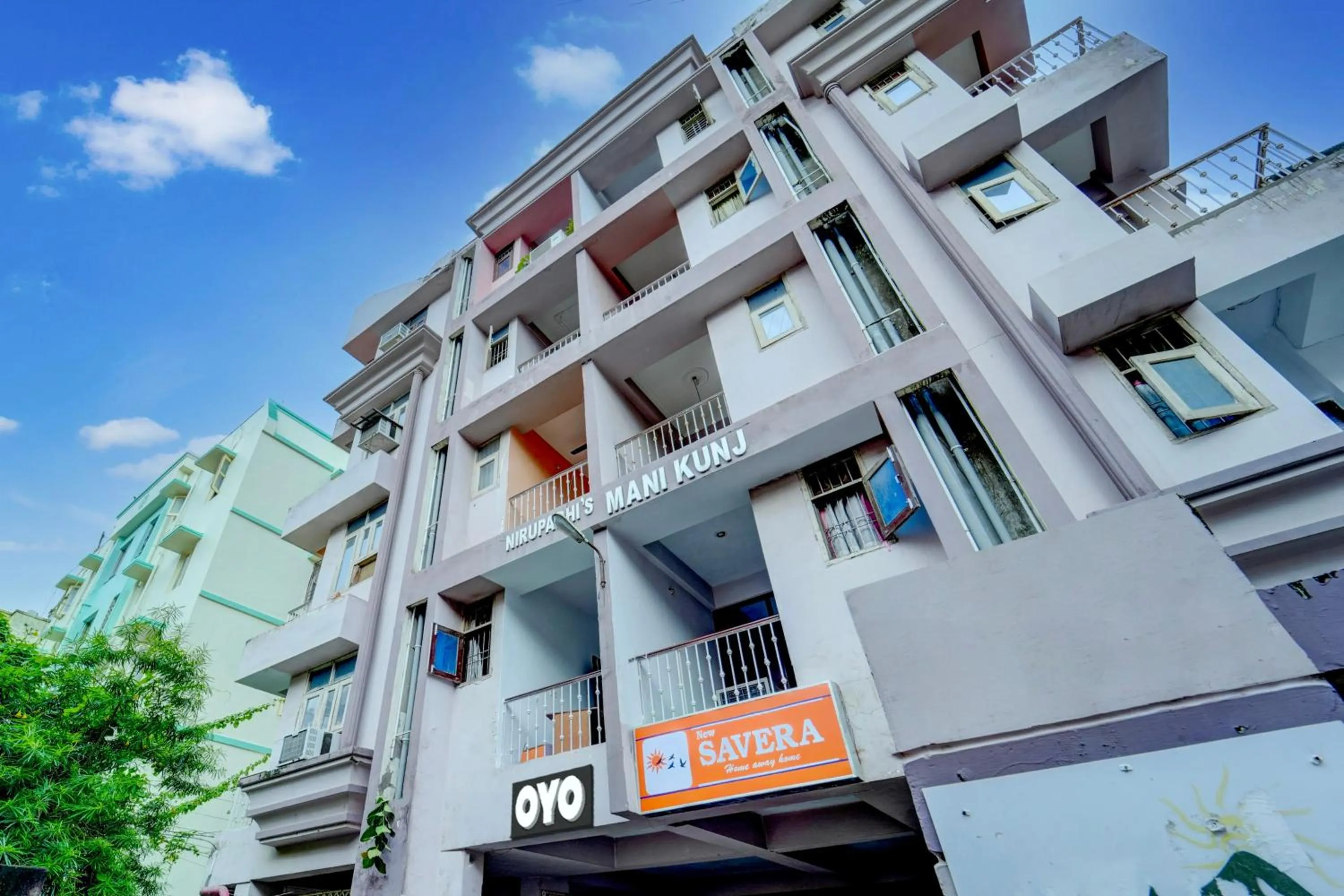 Facade/entrance in Super OYO Flagship Hotel New Savera