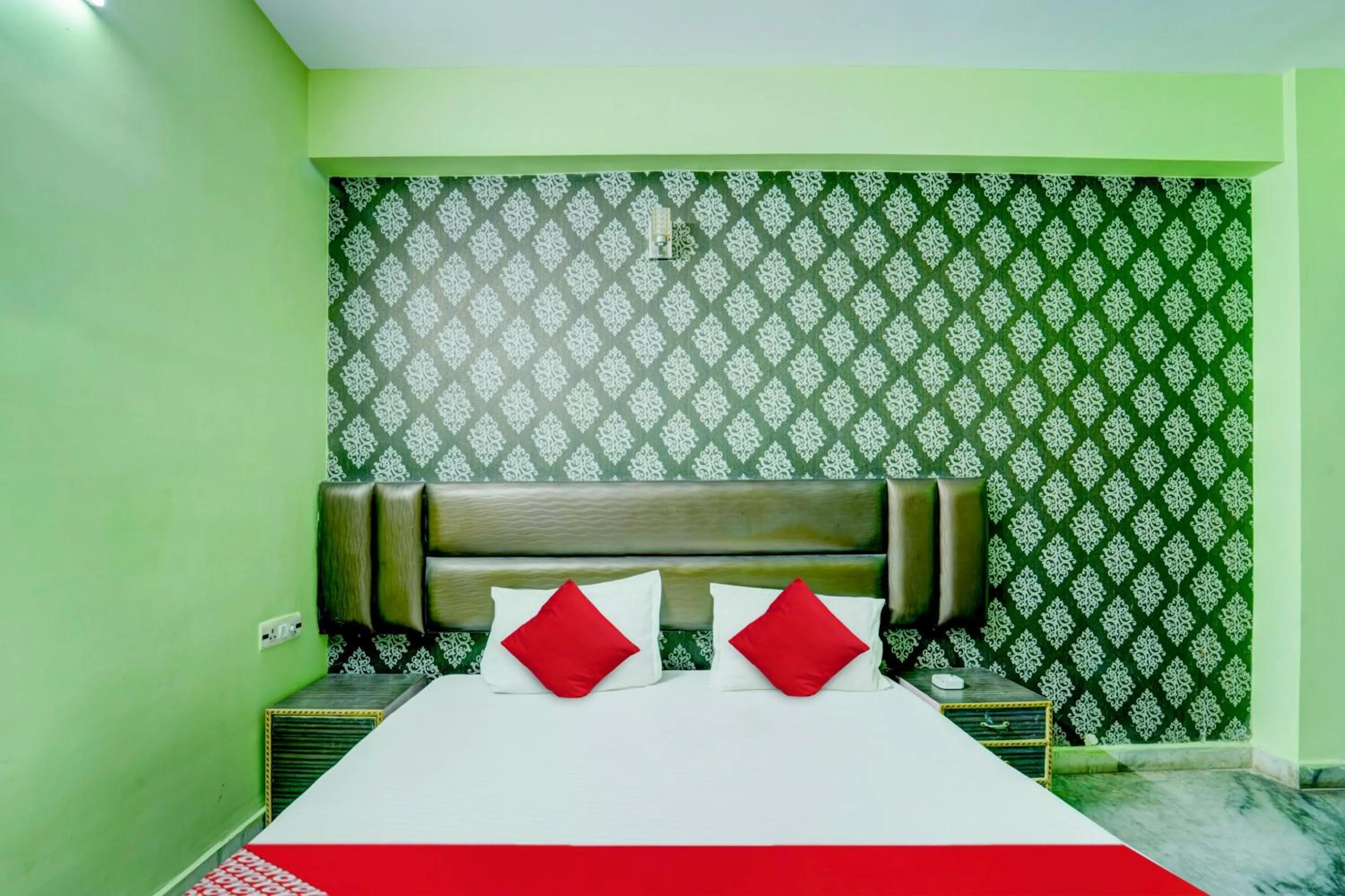 Bathroom, Bed in Super OYO Flagship Hotel New Savera