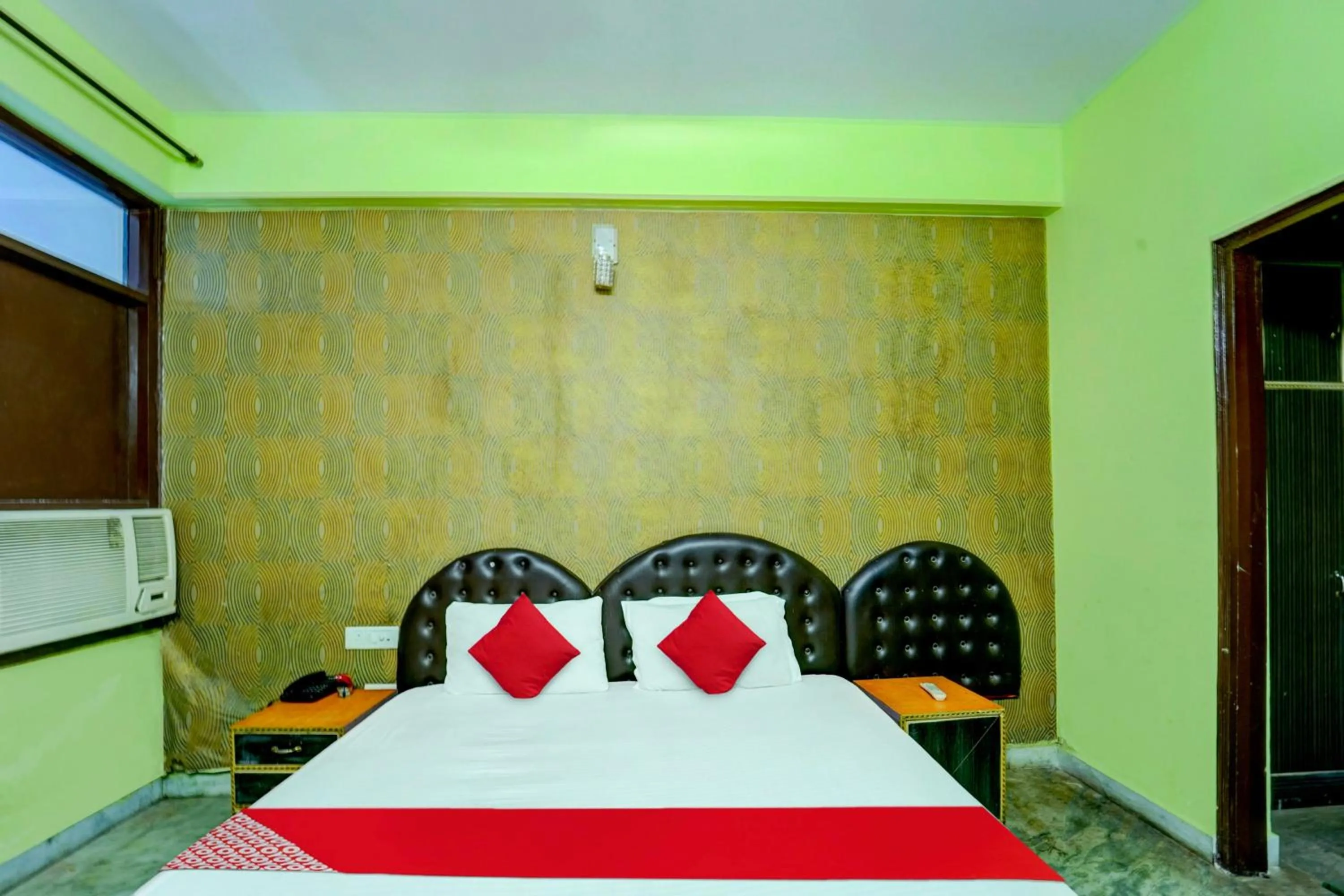 Facade/entrance, Bed in Super OYO Flagship Hotel New Savera