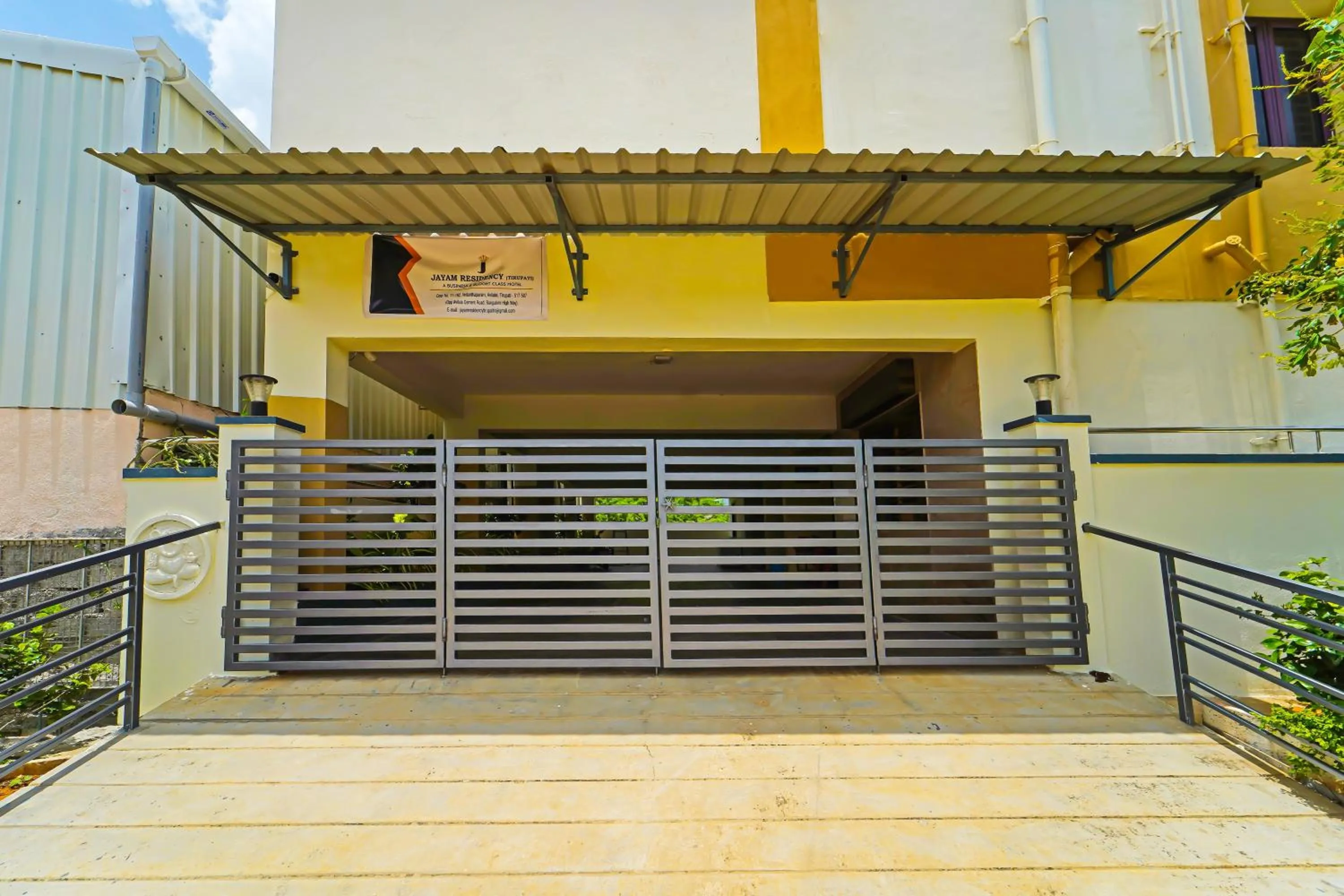 Facade/entrance in Hotel O Jayam Residency