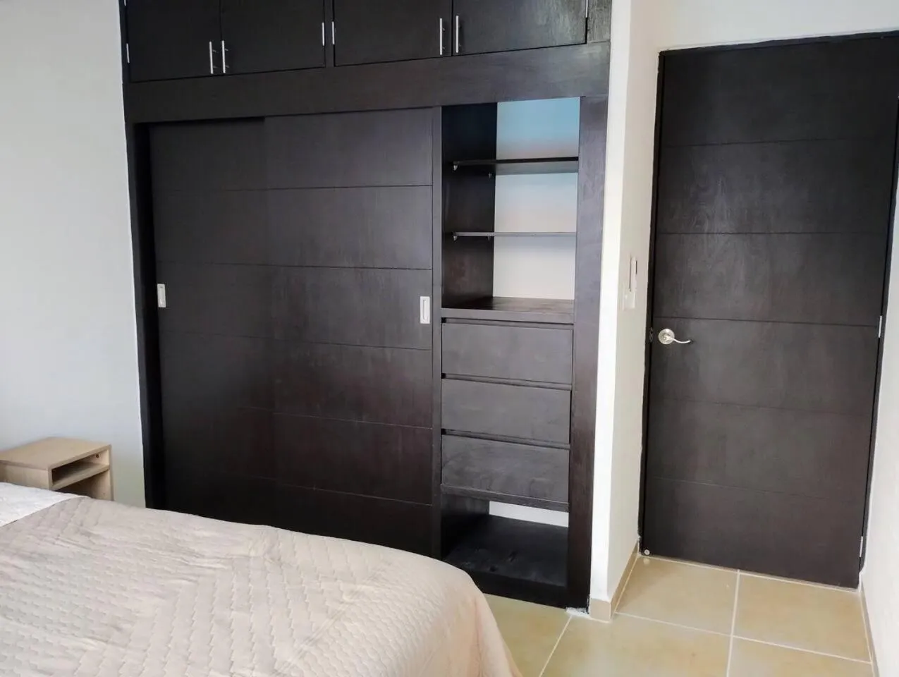 wardrobe, Bed in Departamento tres listones