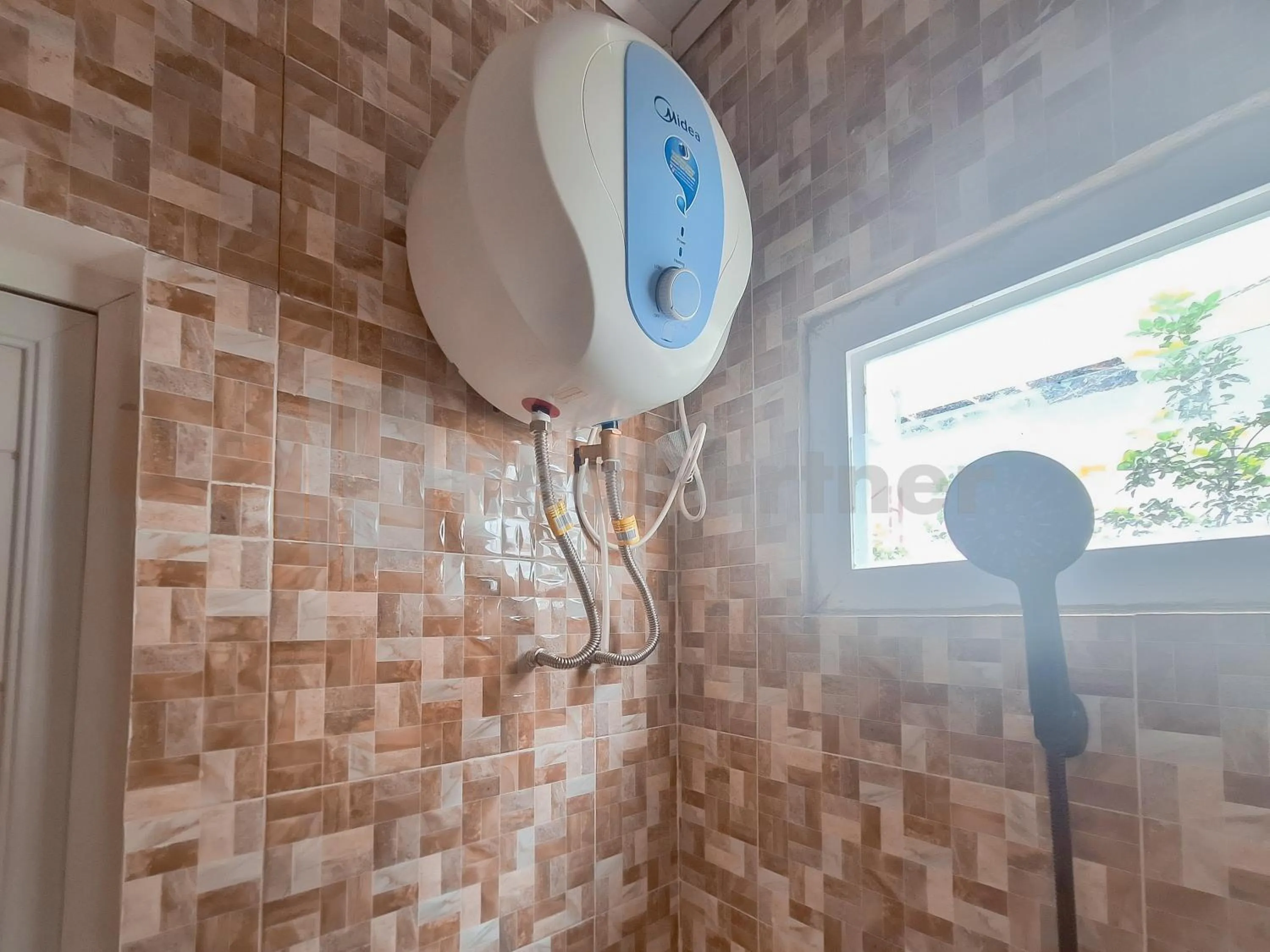 Shower in Adam Guesthouse Mitra RedDoorz