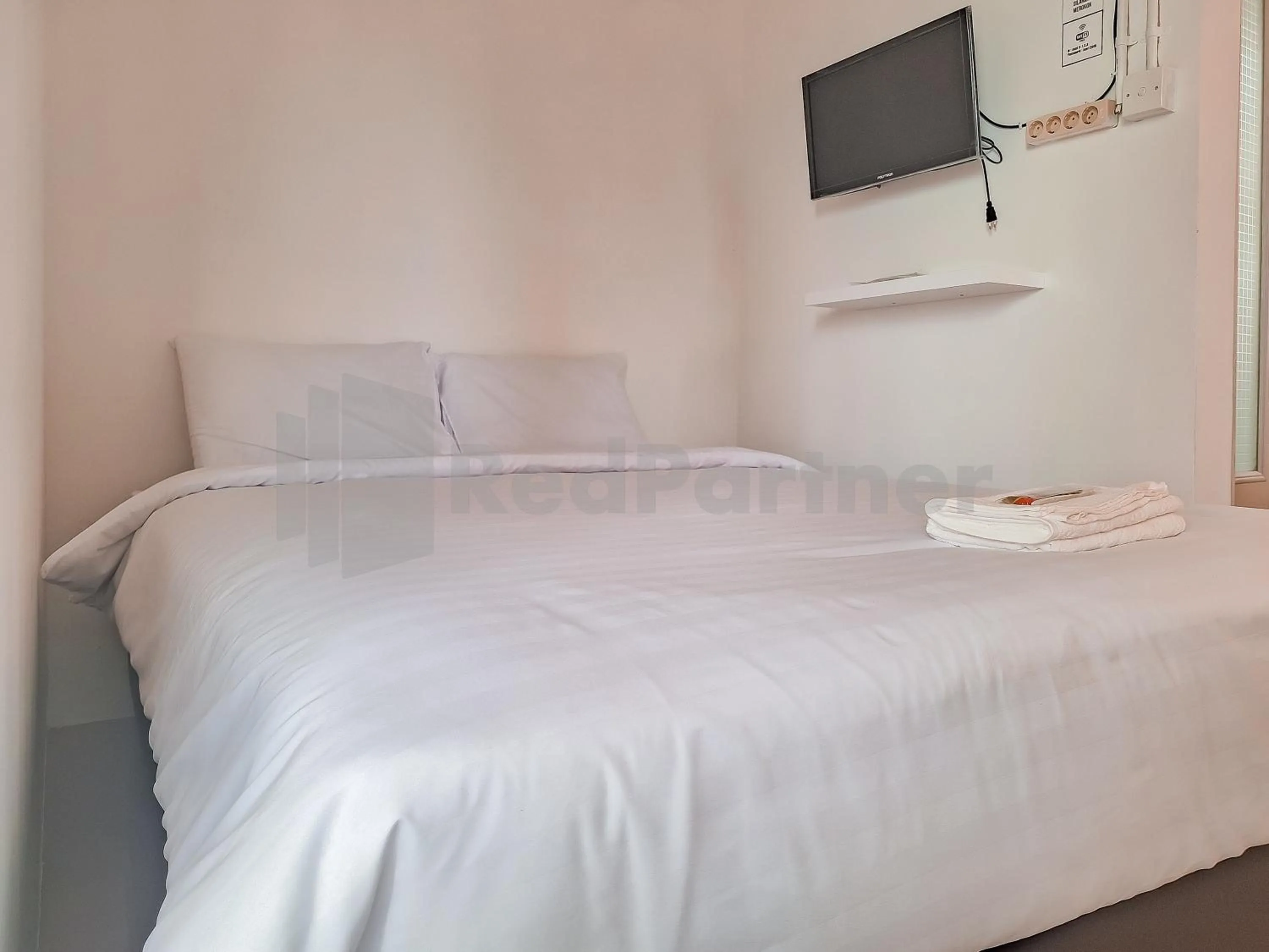 Bed in Adam Guesthouse Mitra RedDoorz