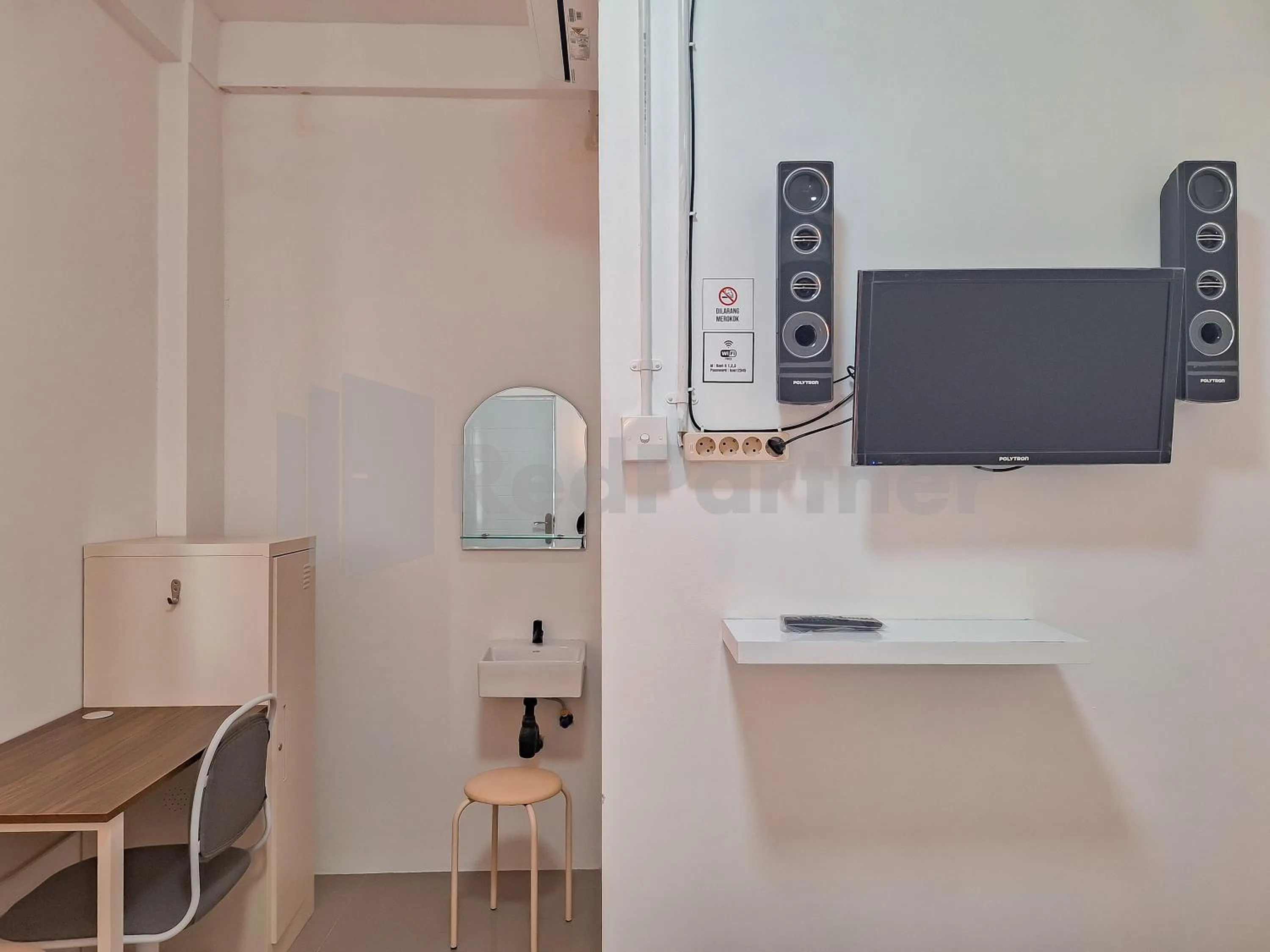 TV and multimedia in Adam Guesthouse Mitra RedDoorz