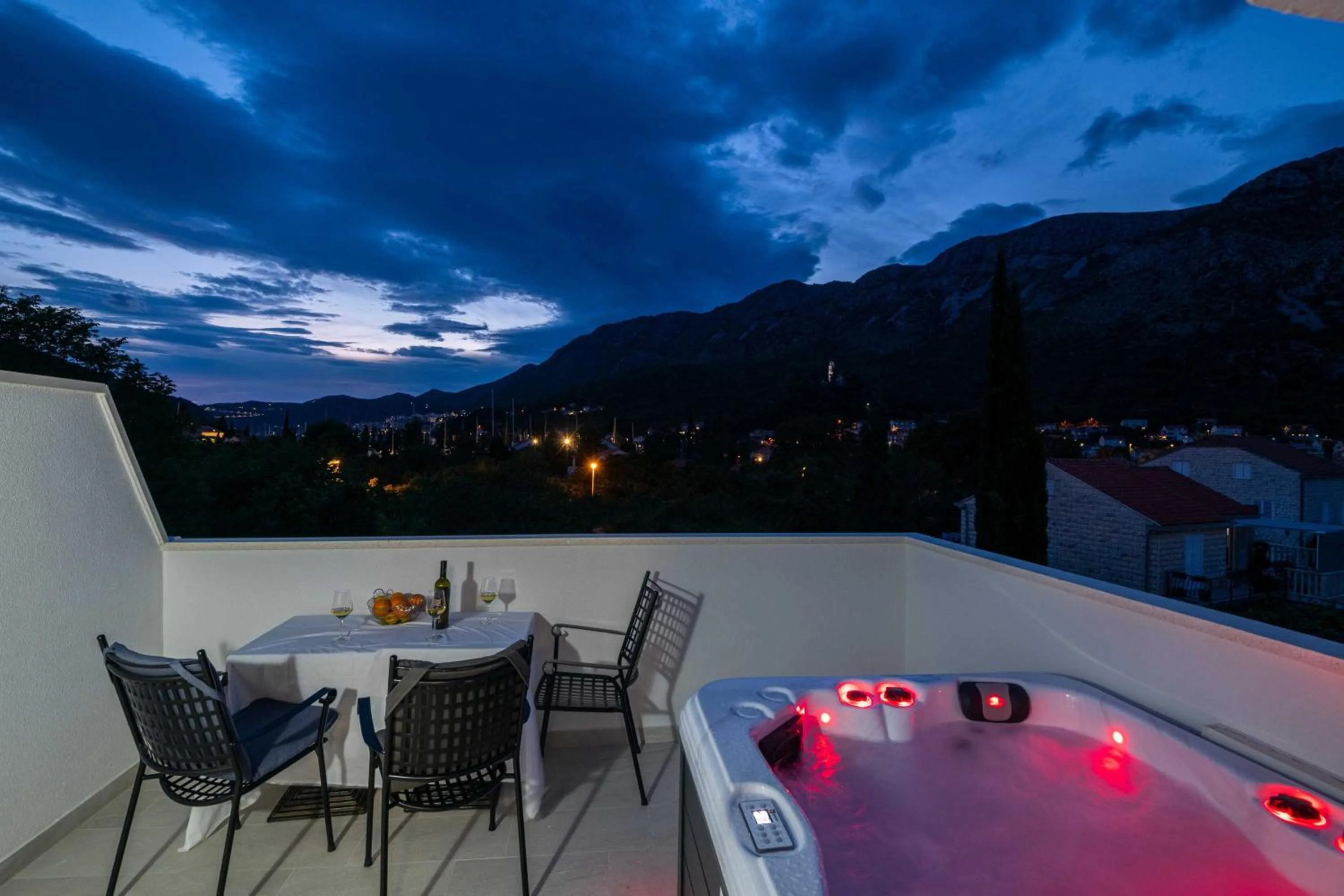 Hot Tub in Apartments Azzurro
