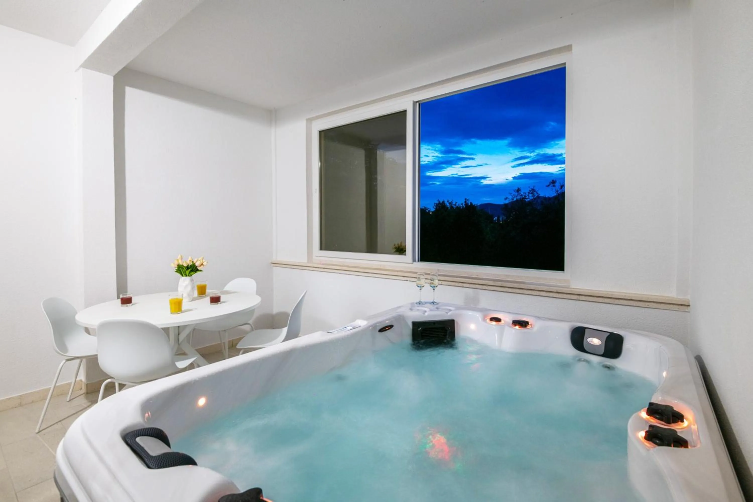 Hot Tub in Apartments Azzurro