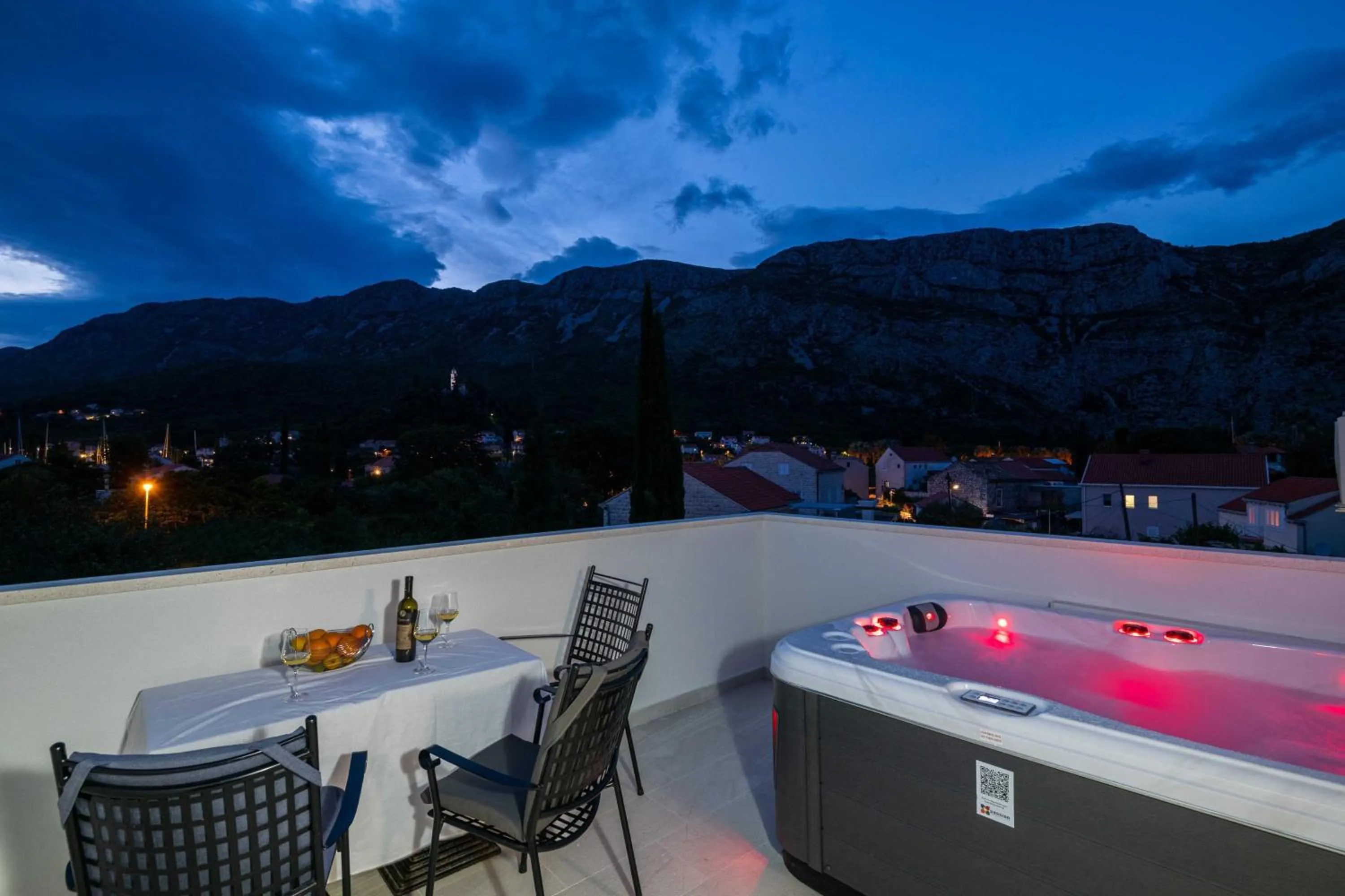 Hot Tub in Apartments Azzurro