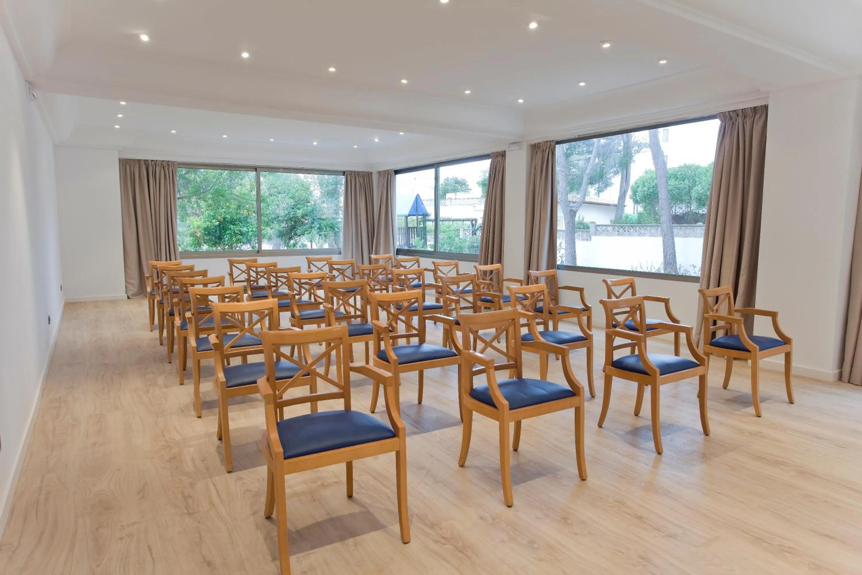 Meeting/conference room, Restaurant/Places to Eat in Petit Garden Hotel by Flacalco