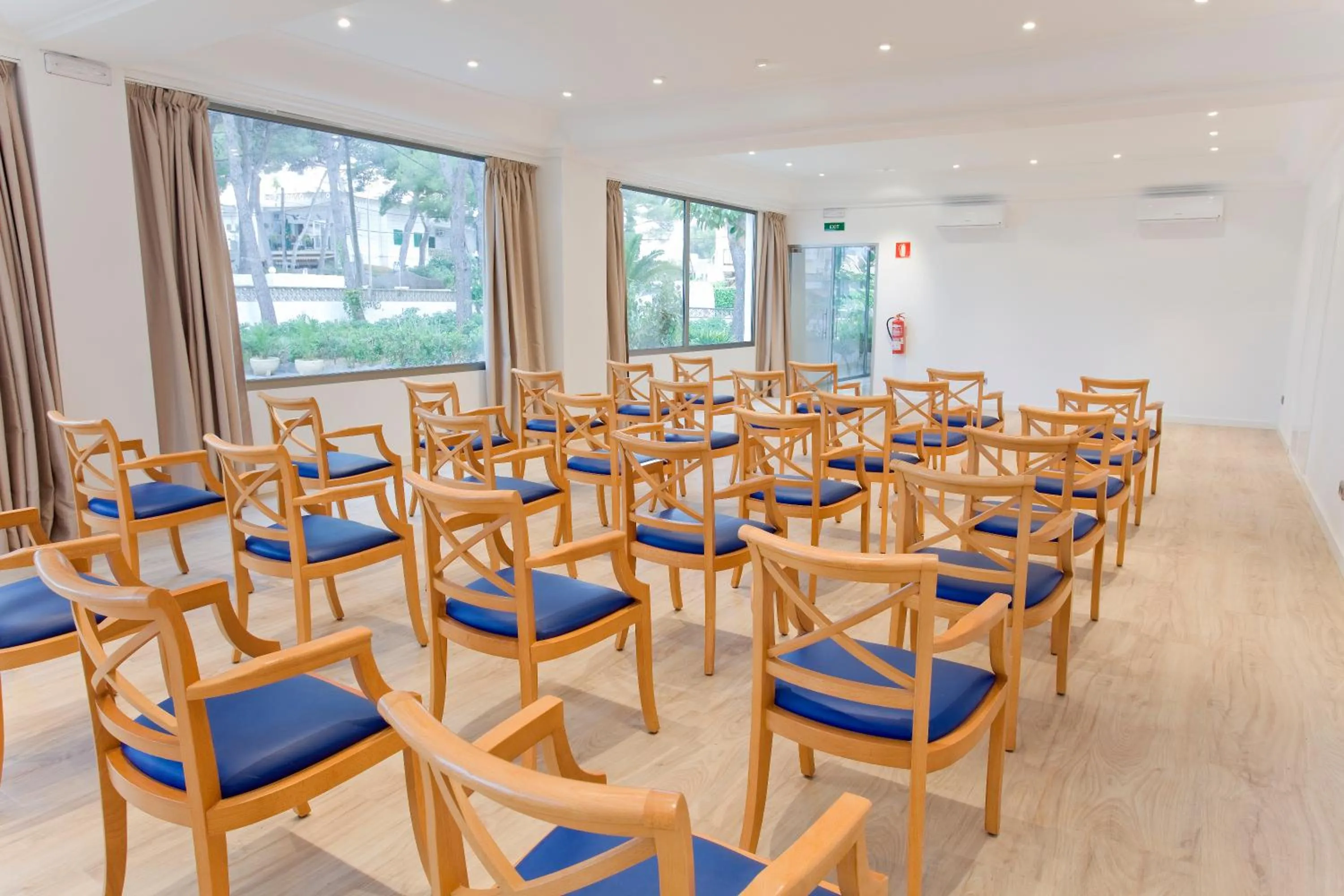 Meeting/conference room, Restaurant/Places to Eat in Petit Garden Hotel by Flacalco