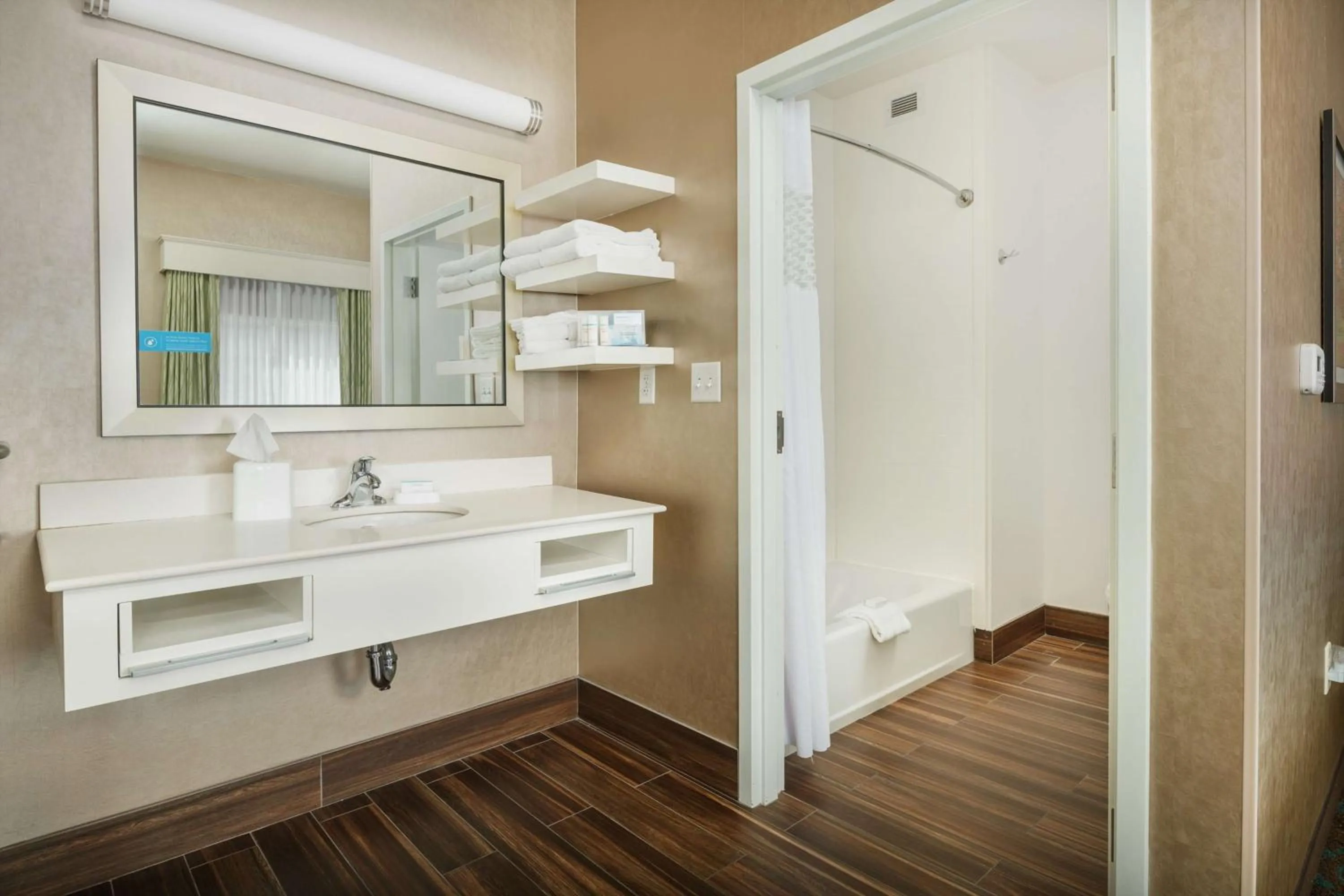 Bathroom in Hampton Inn & Suites Portland/Hillsboro-Evergreen Park