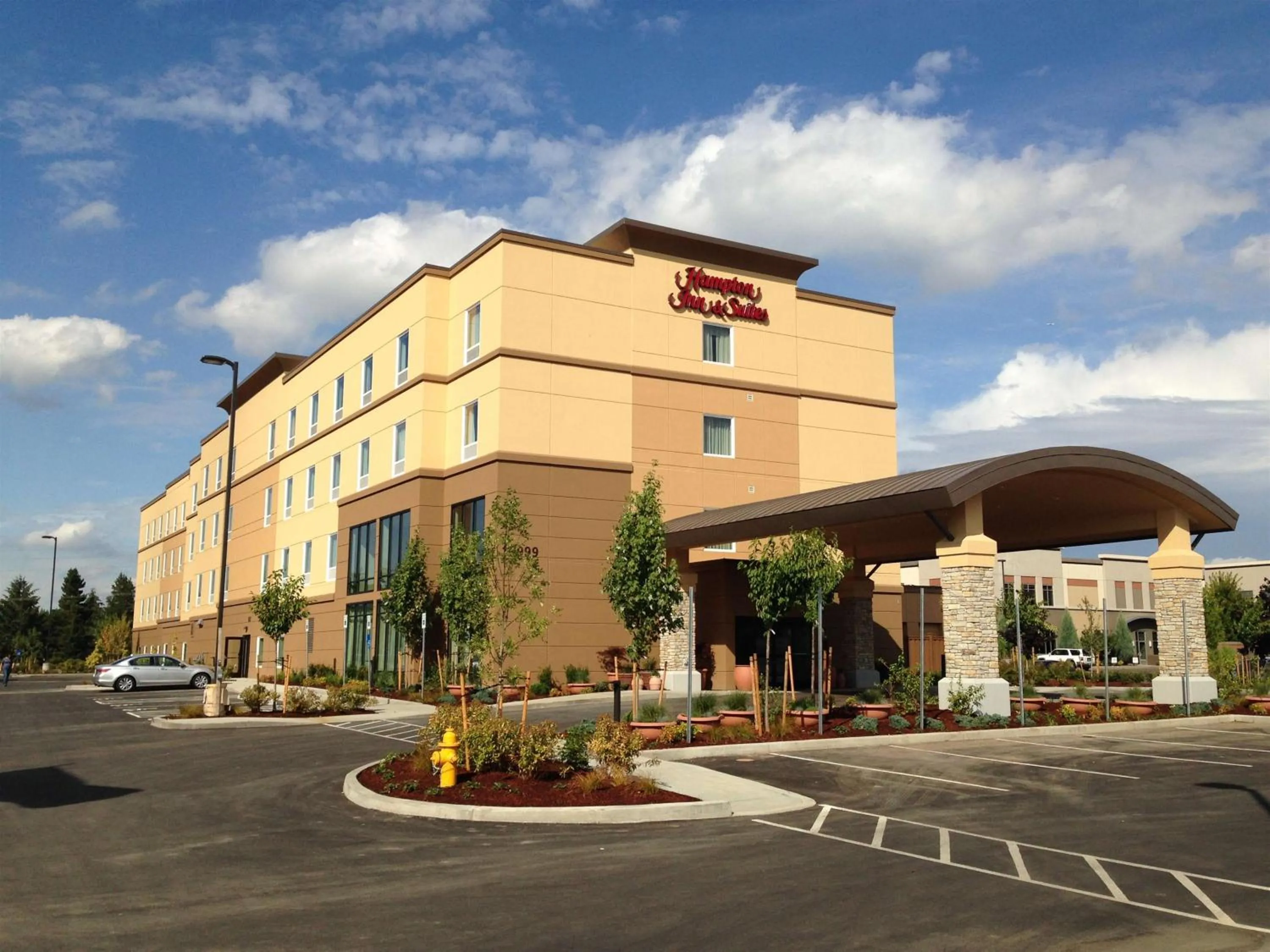 Property building in Hampton Inn & Suites Portland/Hillsboro-Evergreen Park