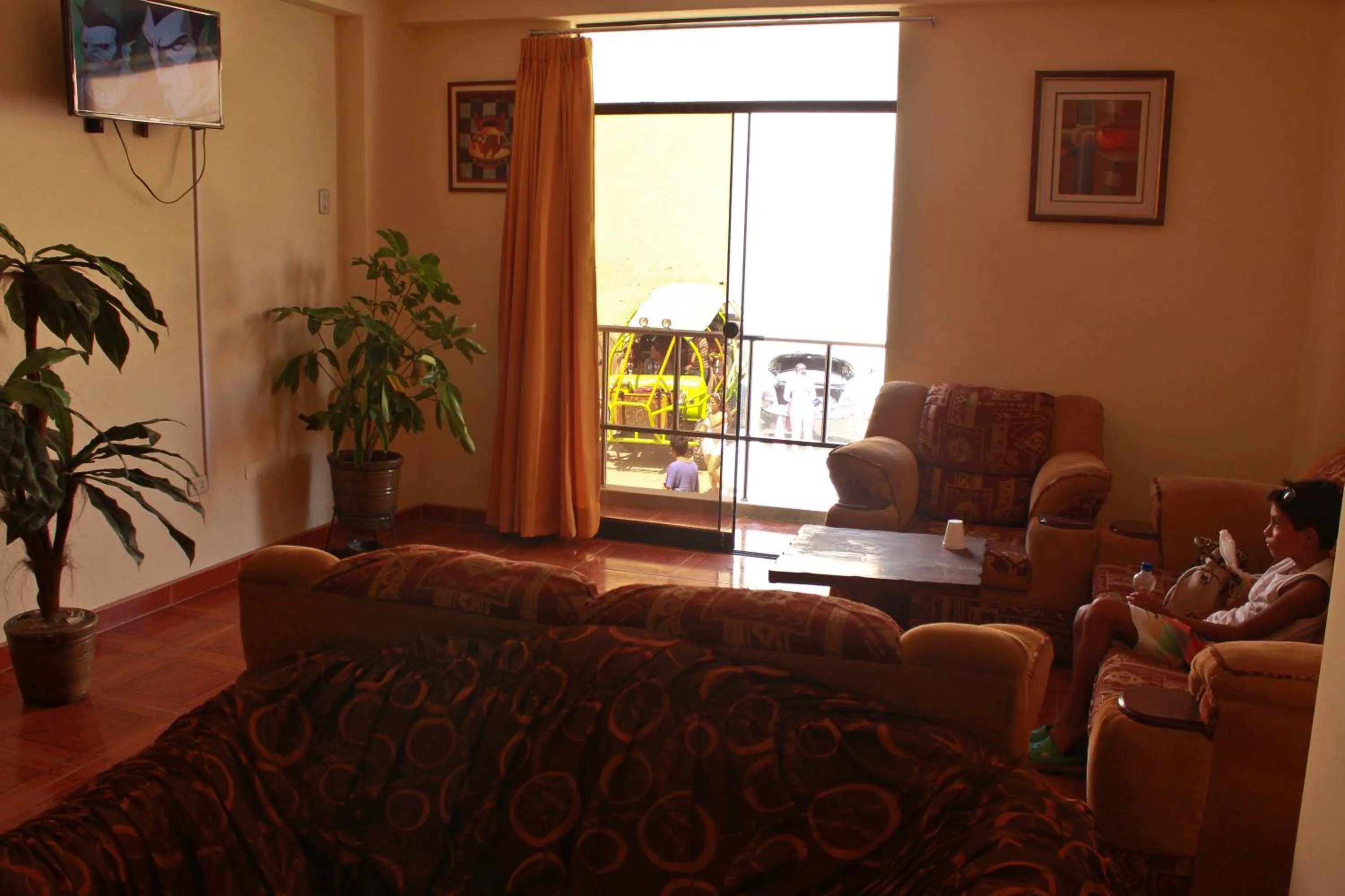 Communal lounge/ TV room in Hostal Huacachina Sunset