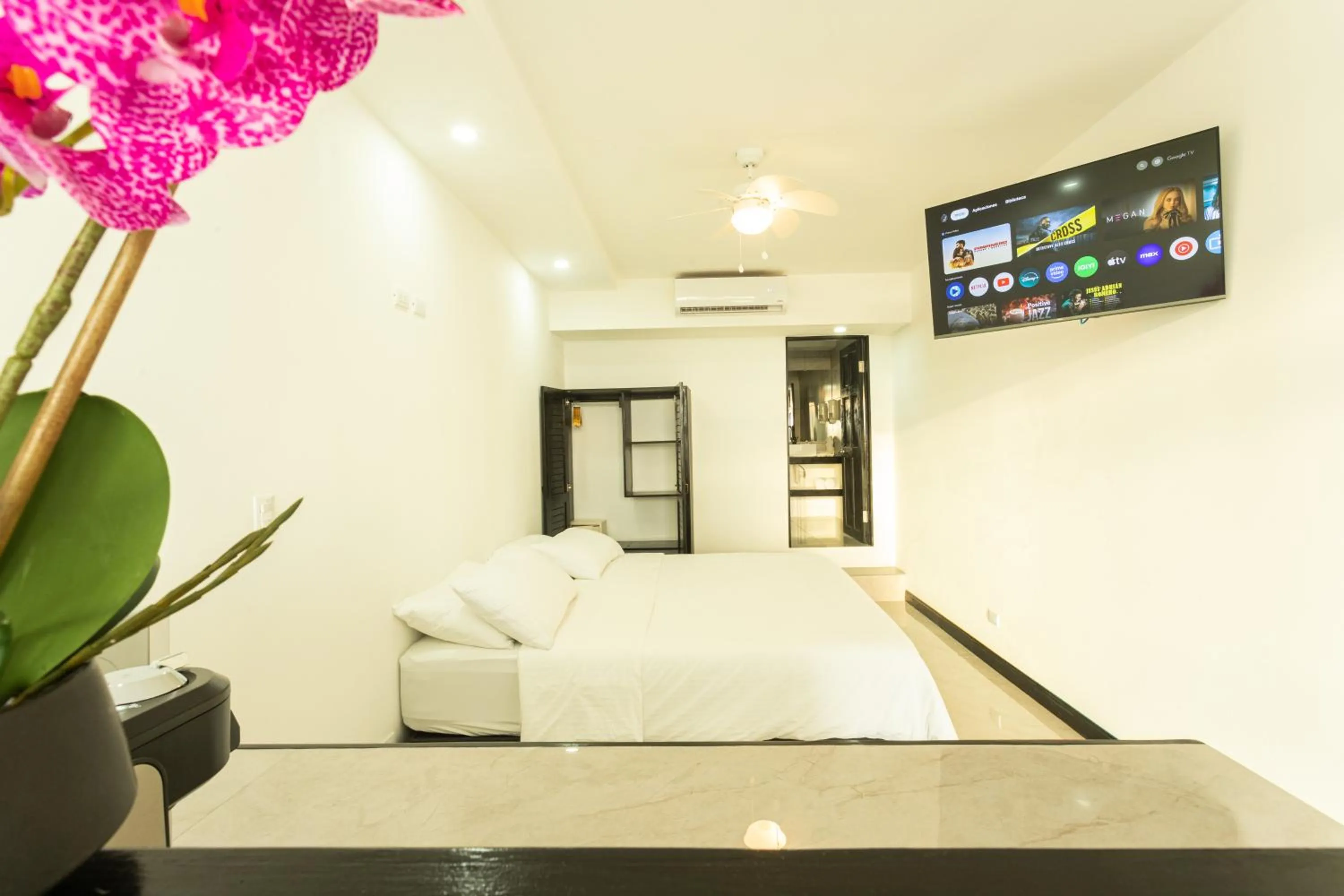 Communal lounge/ TV room in El Faro Containers Beach Hotel