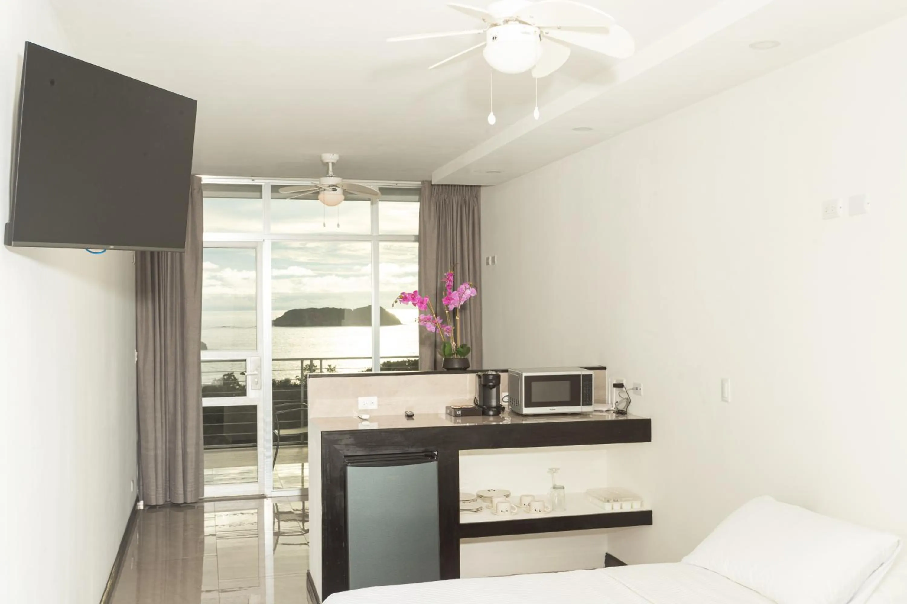 TV and multimedia, Bed in El Faro Containers Beach Hotel