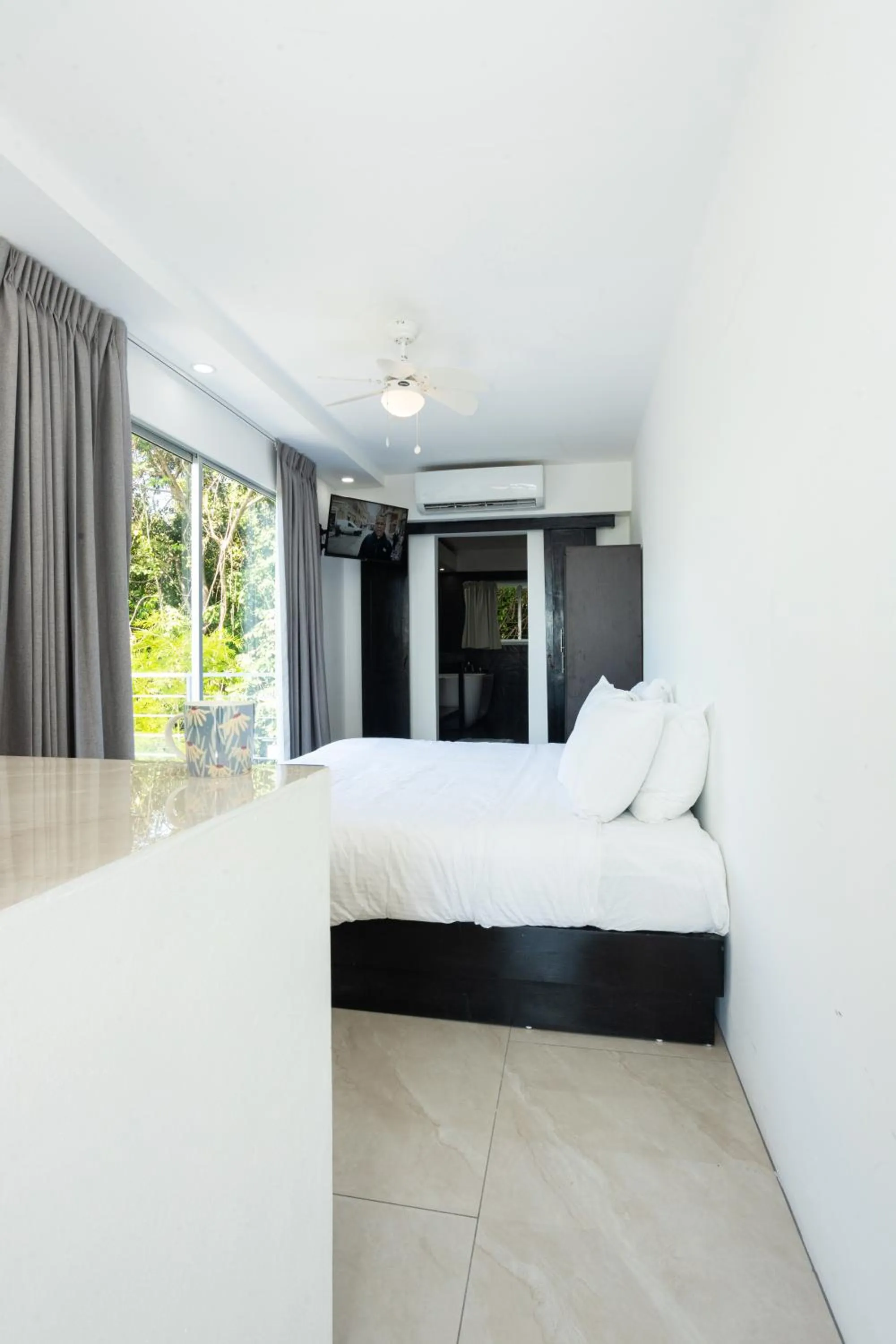 Photo of the whole room, Bed in El Faro Containers Beach Hotel