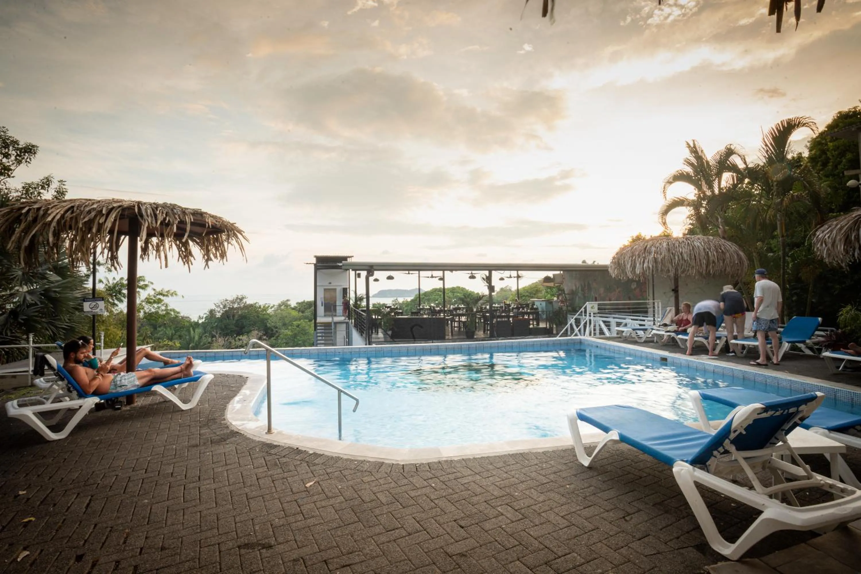 Restaurant/places to eat in El Faro Containers Beach Hotel