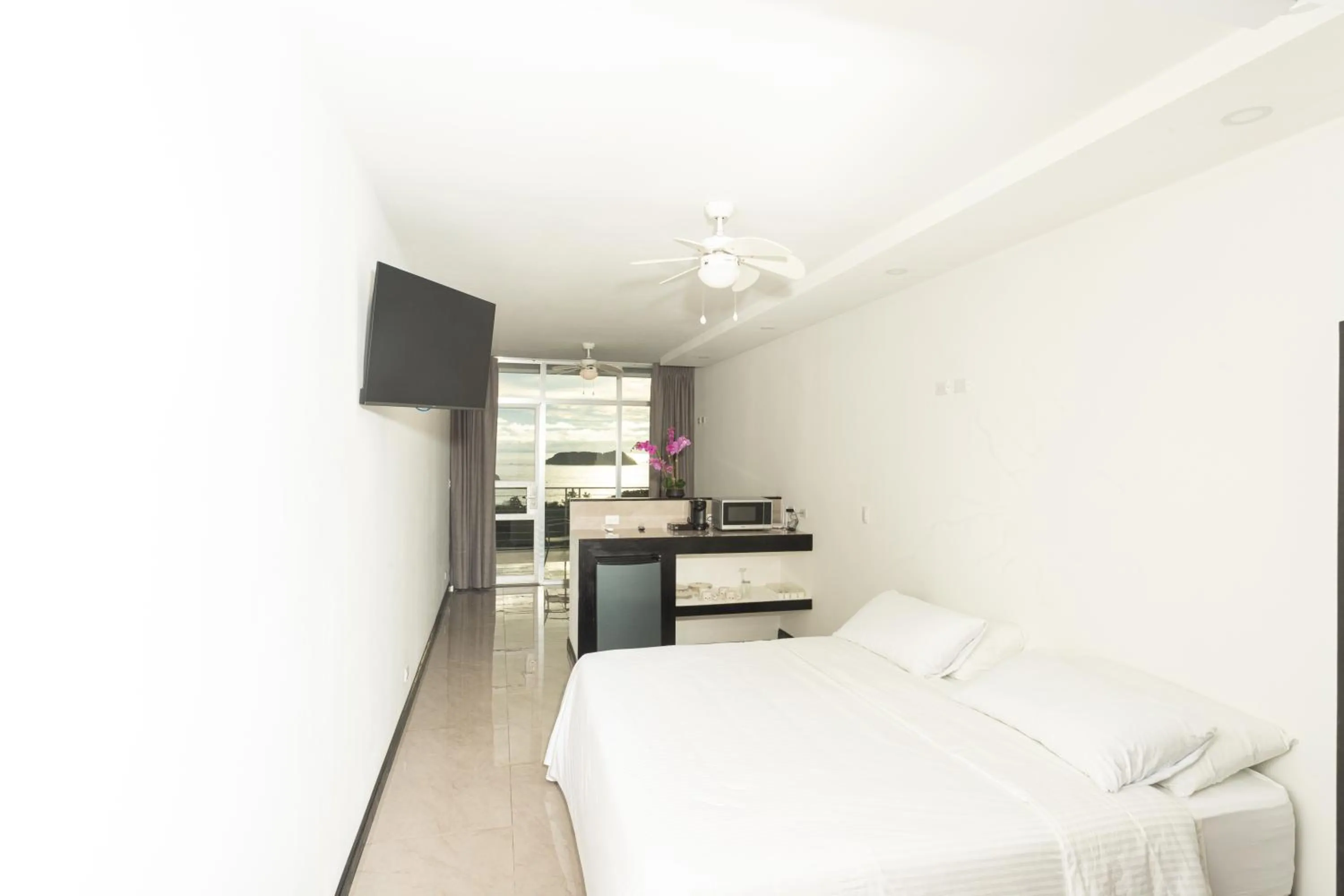 Bedroom, Bed in El Faro Containers Beach Hotel